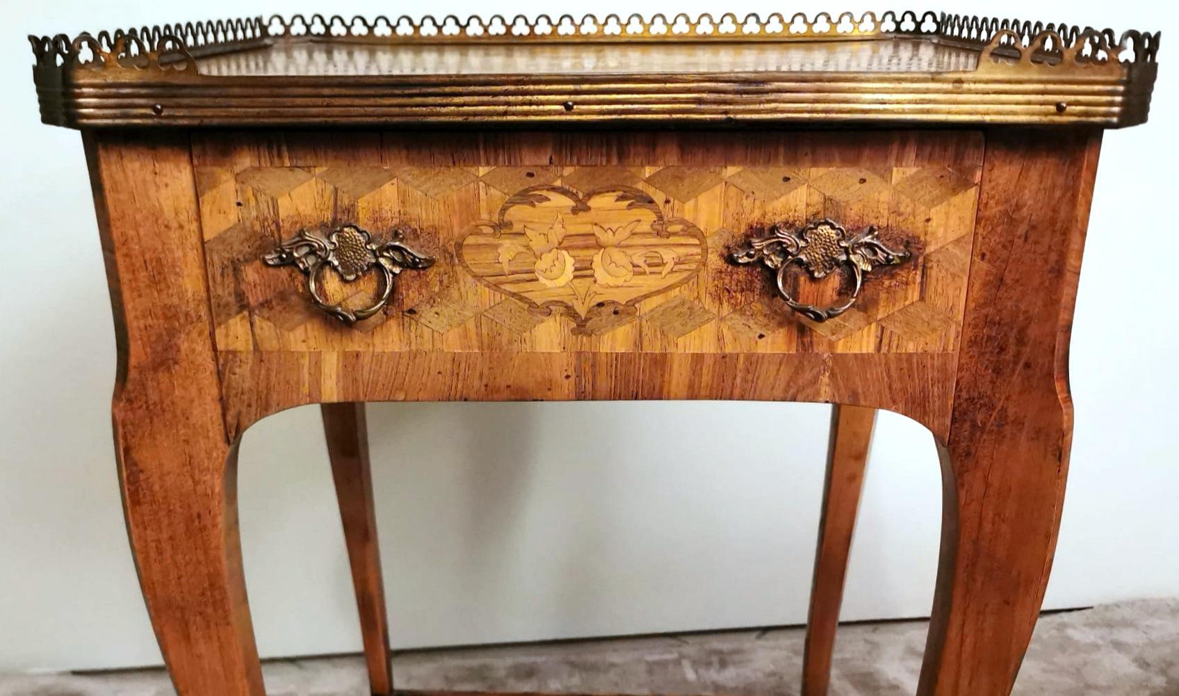 Louis XVI Style Nightstand in Walnut with Legs and Drawer In Good Condition For Sale In Prato, Tuscany