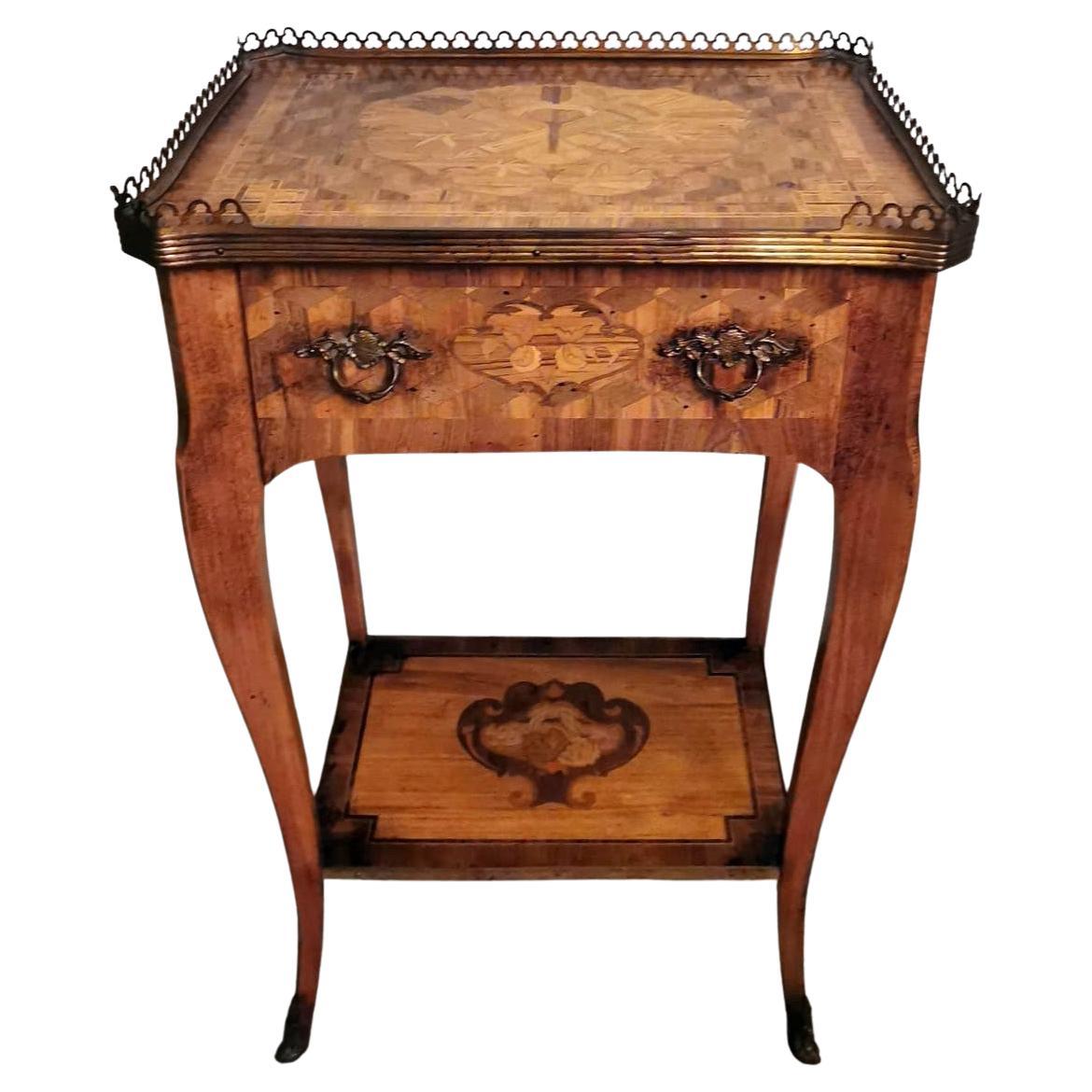 Nachttisch im Louis-XVI-Stil aus Nussbaumholz mit Beinen und Schublade