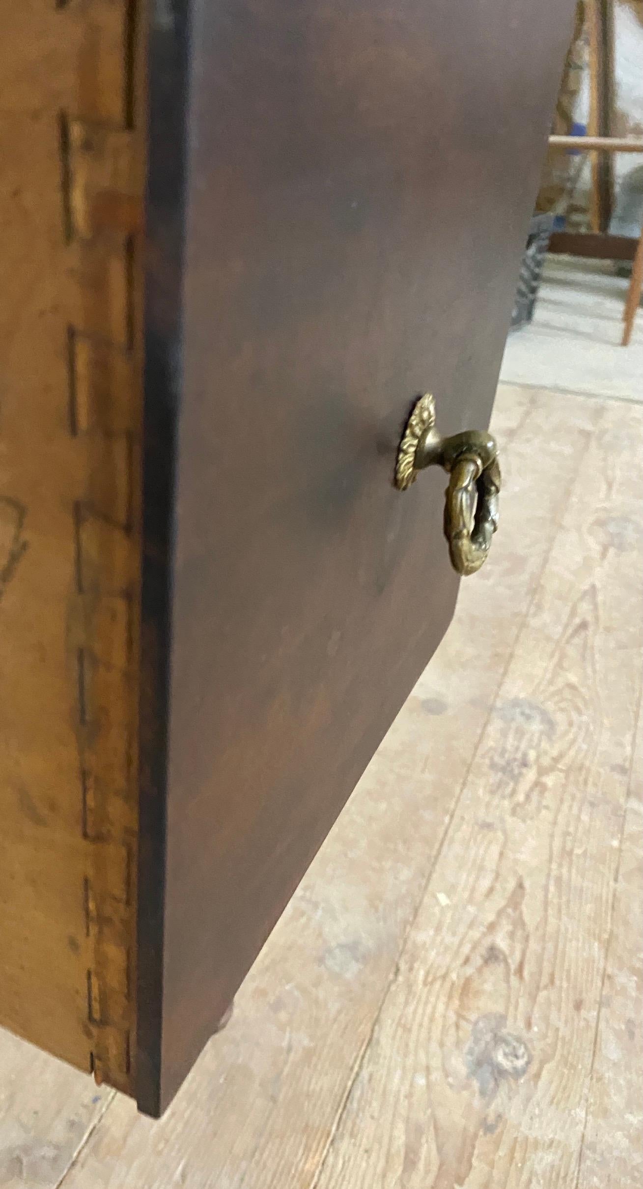 Ein Paar glamouröse Nachttische im Louis XVI-Stil mit einer Schublade und einem unteren Schrank mit Tür. Der Schrankkorpus hat quadratische Ecken und kannelierte Beine. Die goldfarbenen Akzente verleihen diesen Ständern zusätzlichen Stil und
