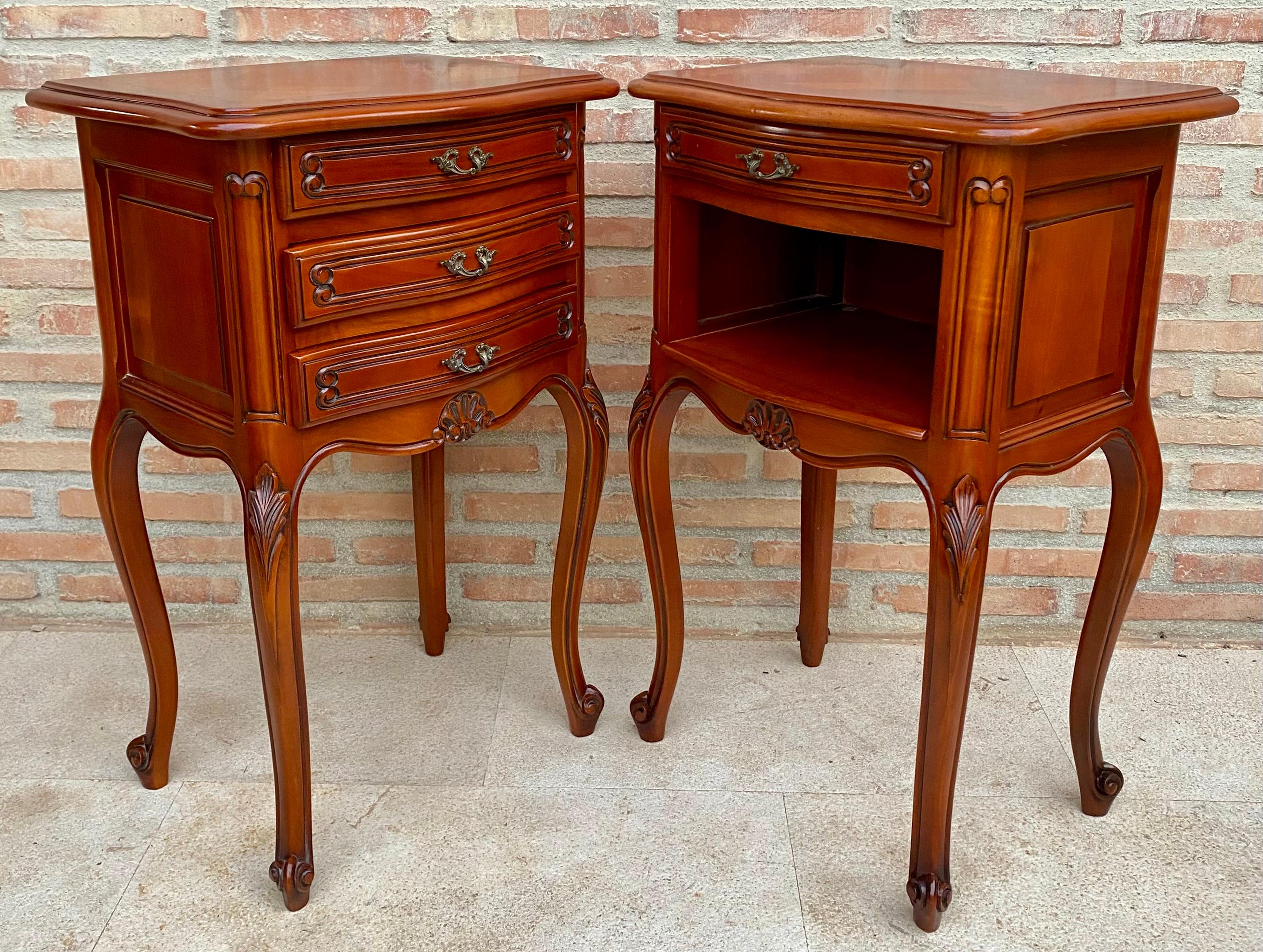 Tables de nuit de style Louis XVI avec tiroirs et pieds cabriole, années 1960, lot de 2 en vente 3