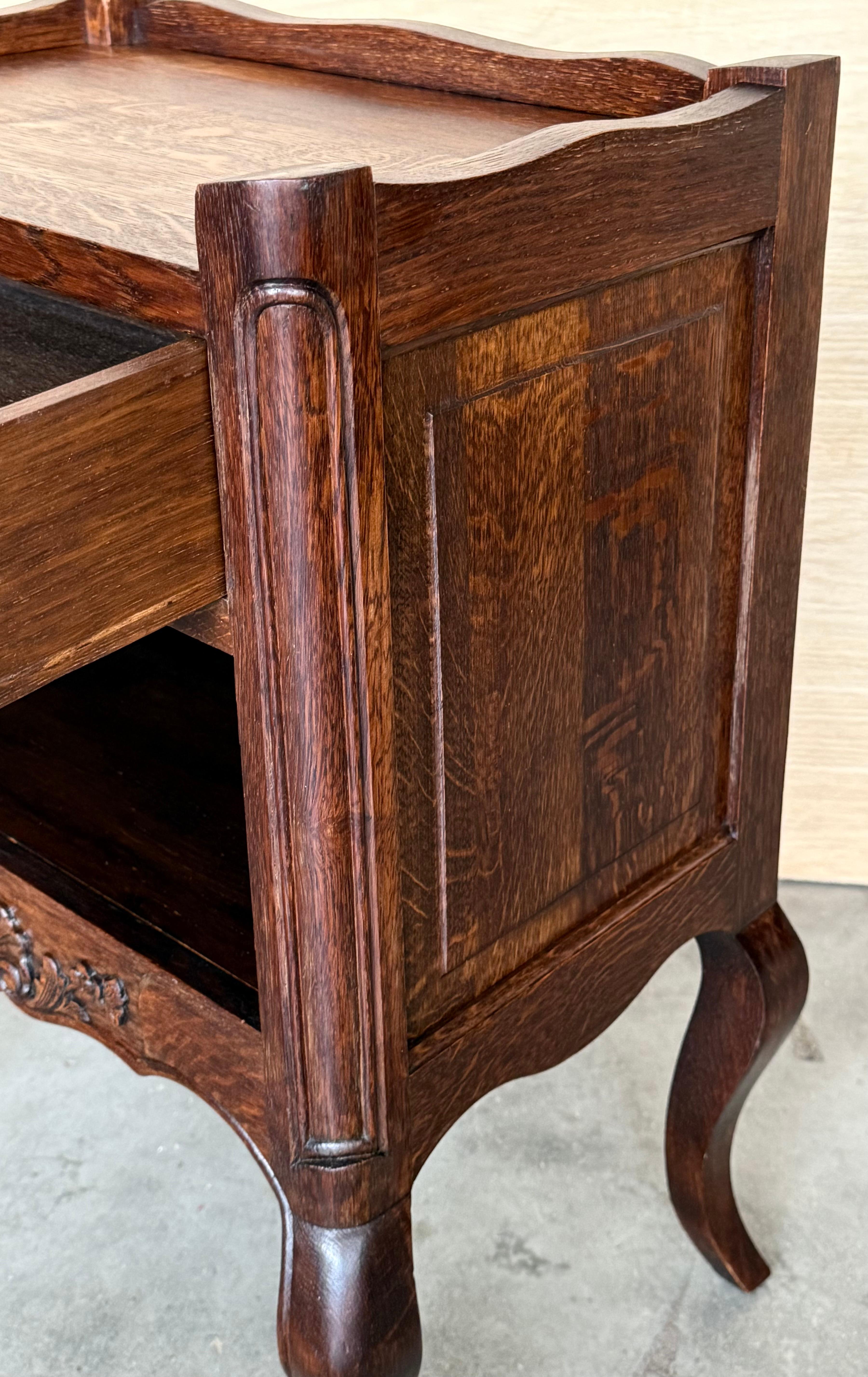Tables de nuit de style Louis XVI avec tiroirs et pieds cabriole, années 1960, lot de 2 en vente 3