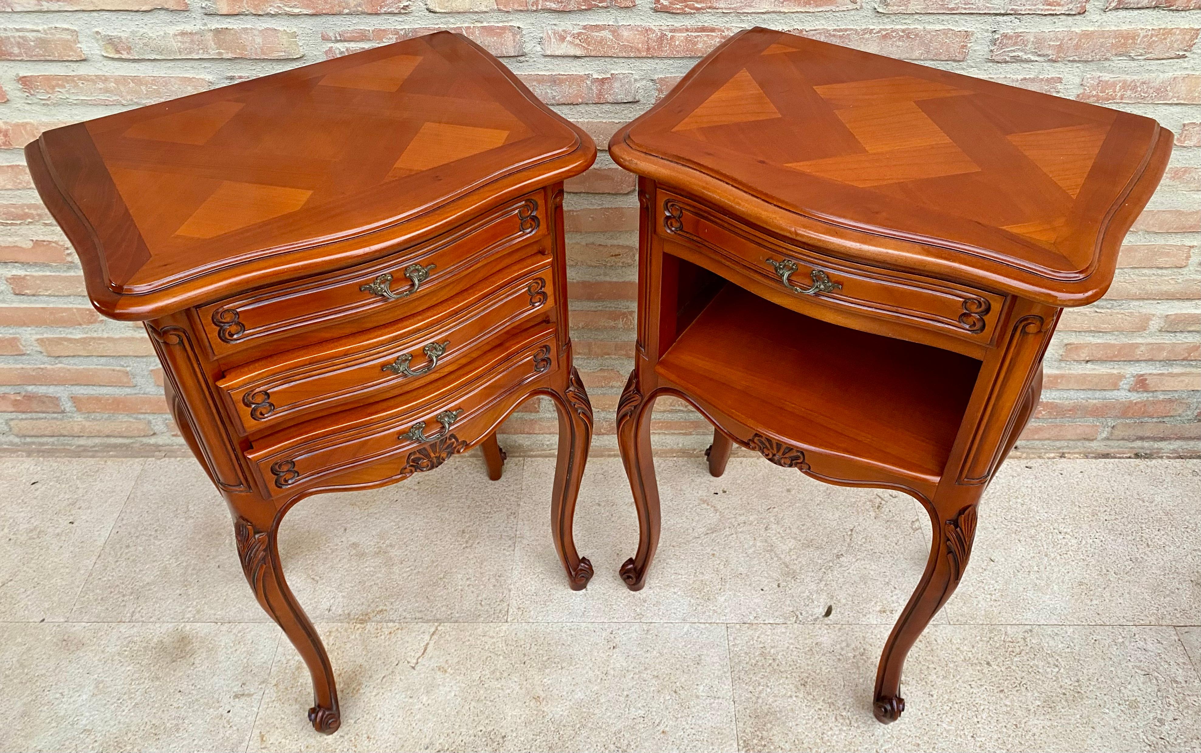 Tables de nuit de style Louis XVI avec tiroirs et pieds cabriole, années 1960, lot de 2 en vente 4