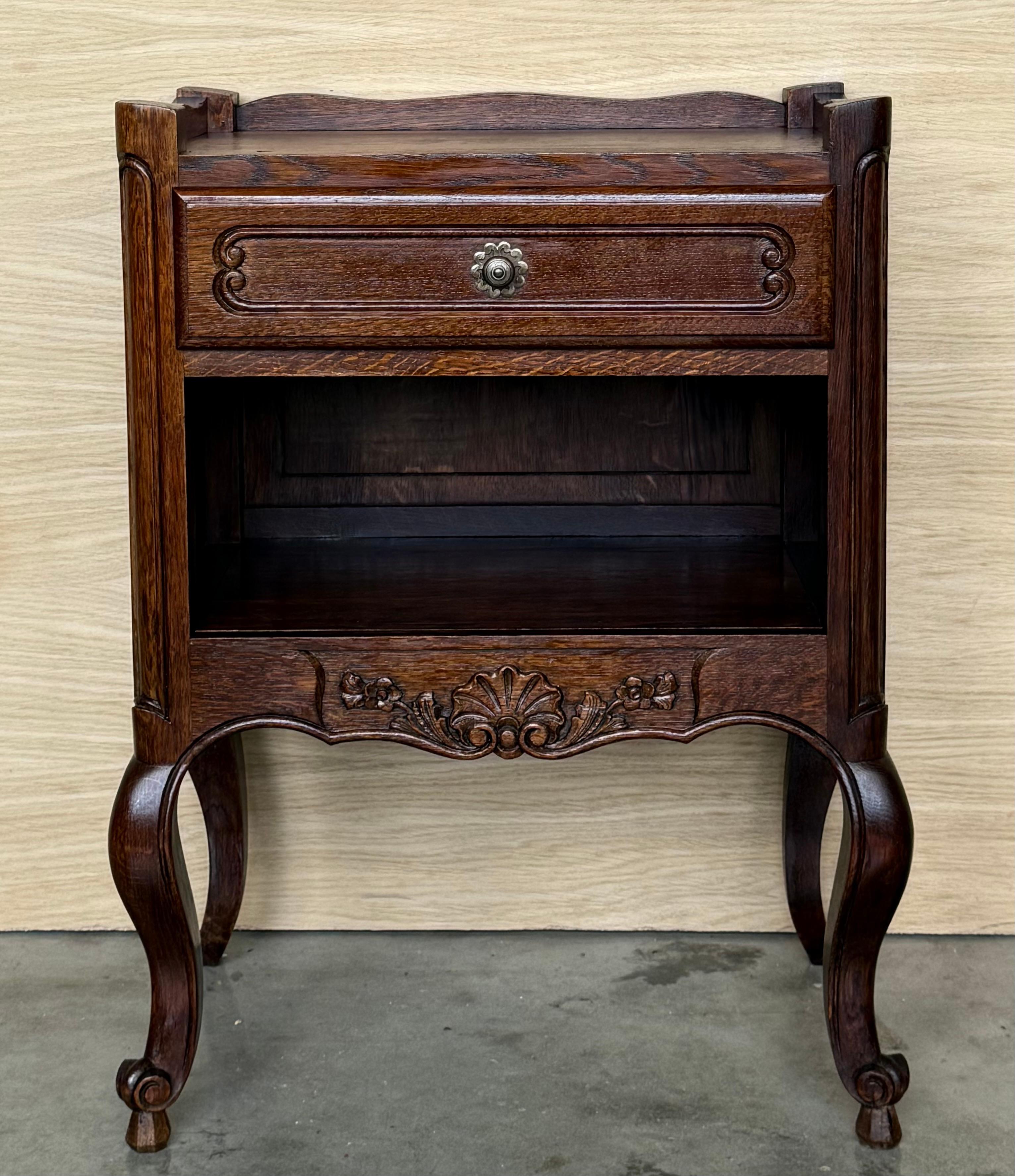 Les tables de nuit françaises anciennes sont la combinaison idéale de taille, de forme et de fonction, ce qui les rend parfaites comme compagnons de chevet, comme petit espace de rangement dans le bureau ou la salle familiale pour les magazines, les