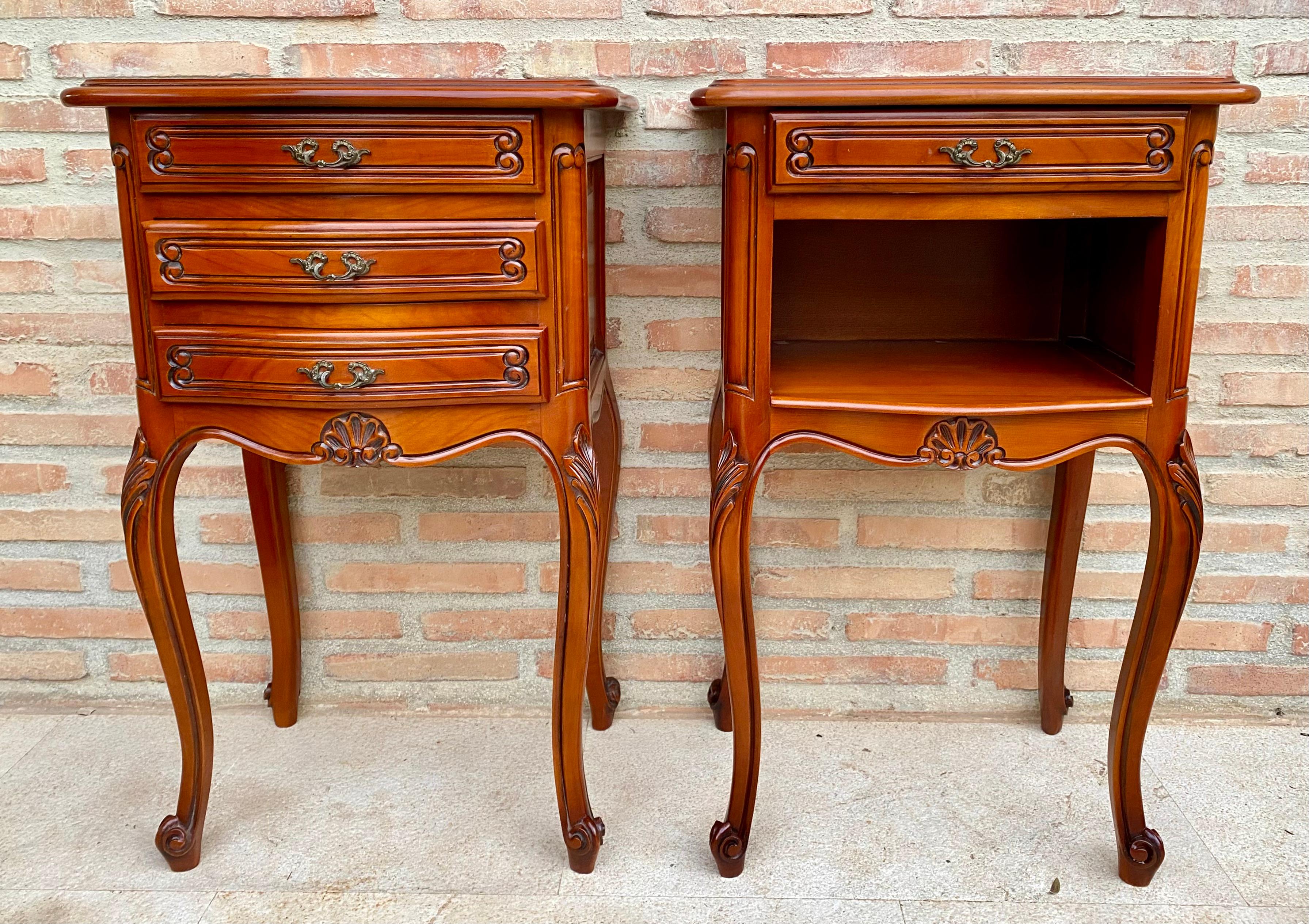 Provincial français Tables de nuit de style Louis XVI avec tiroirs et pieds cabriole, années 1960, lot de 2 en vente