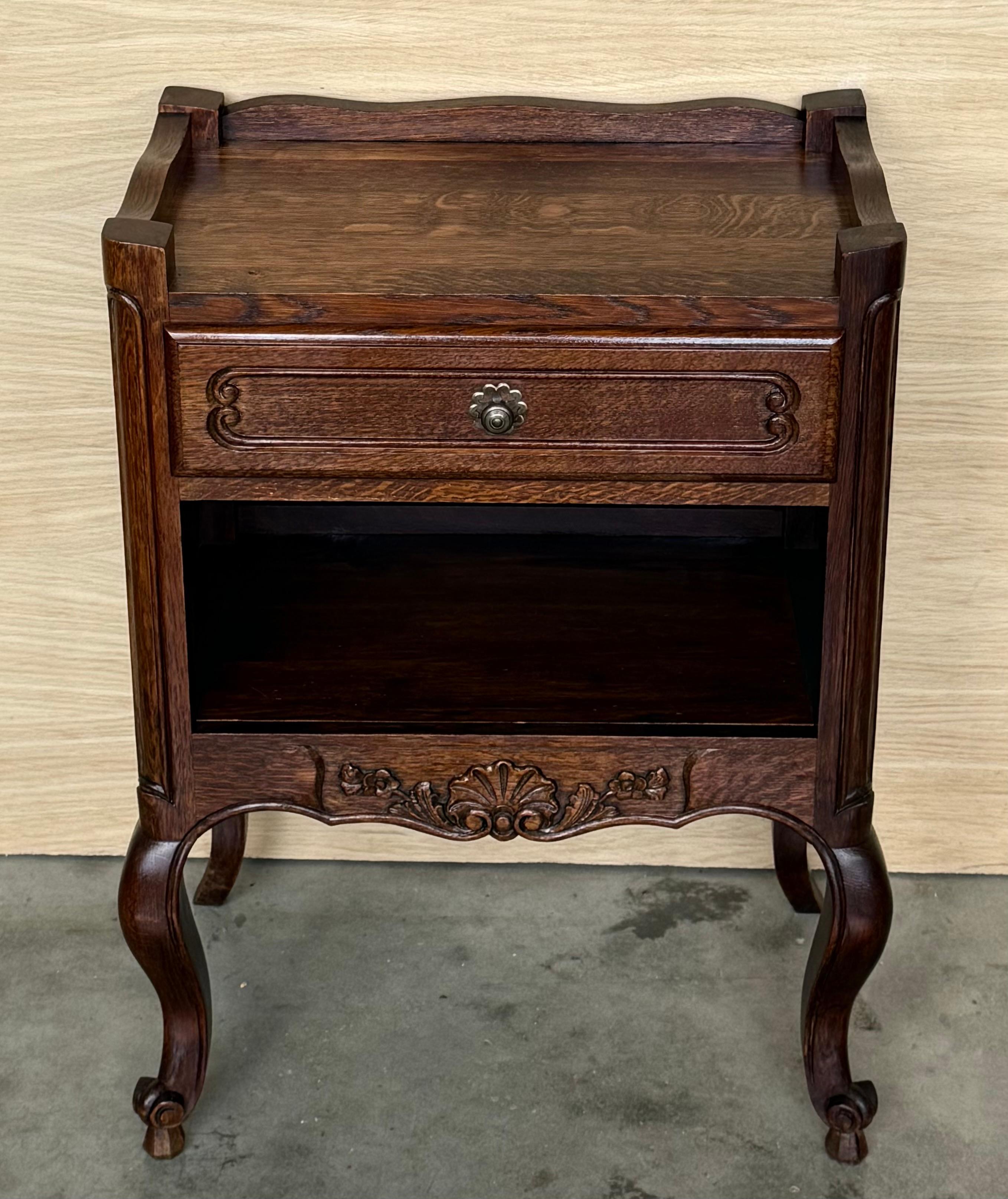 Provincial français Tables de nuit de style Louis XVI avec tiroirs et pieds cabriole, années 1960, lot de 2 en vente