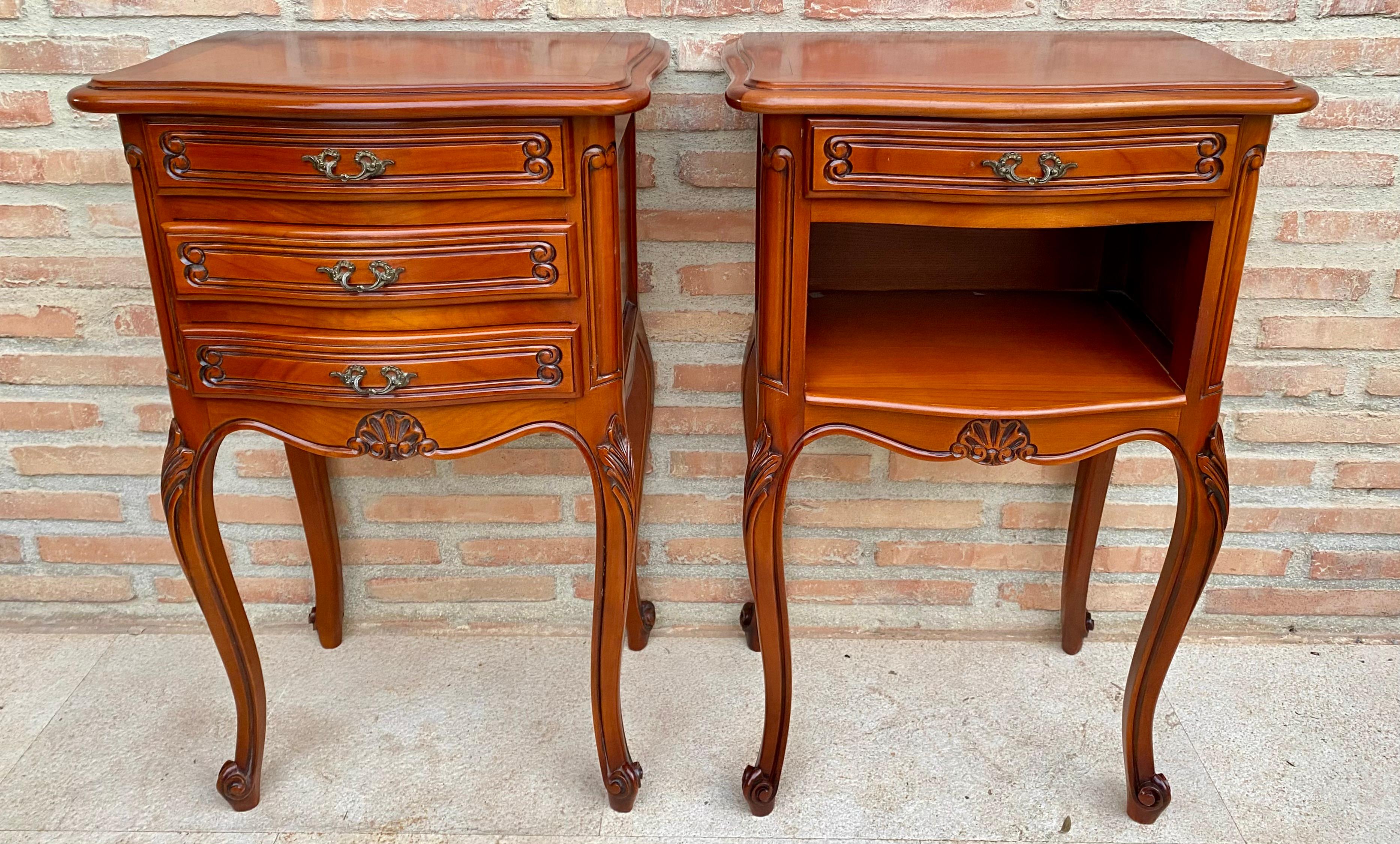 Français Tables de nuit de style Louis XVI avec tiroirs et pieds cabriole, années 1960, lot de 2 en vente