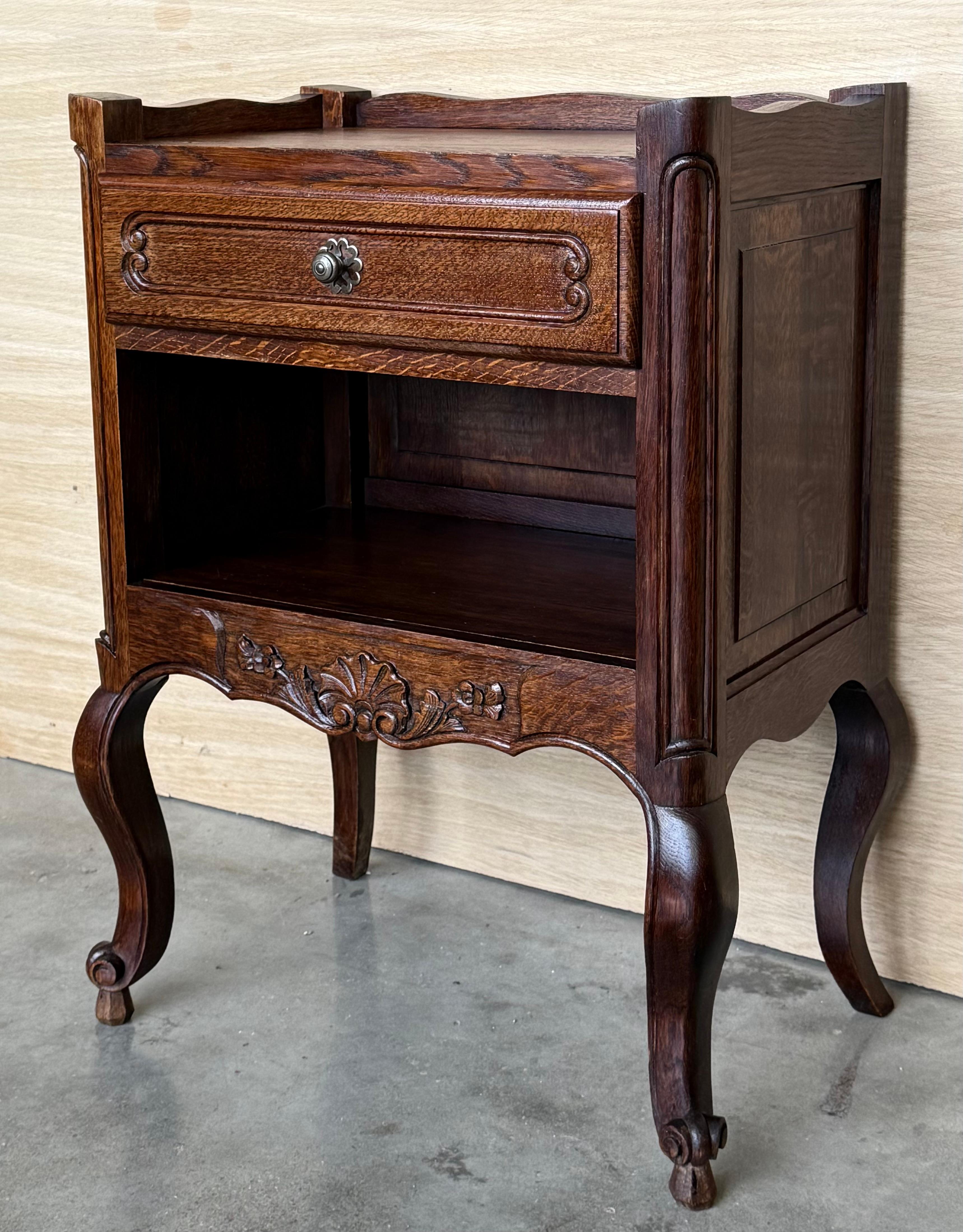 Français Tables de nuit de style Louis XVI avec tiroirs et pieds cabriole, années 1960, lot de 2 en vente