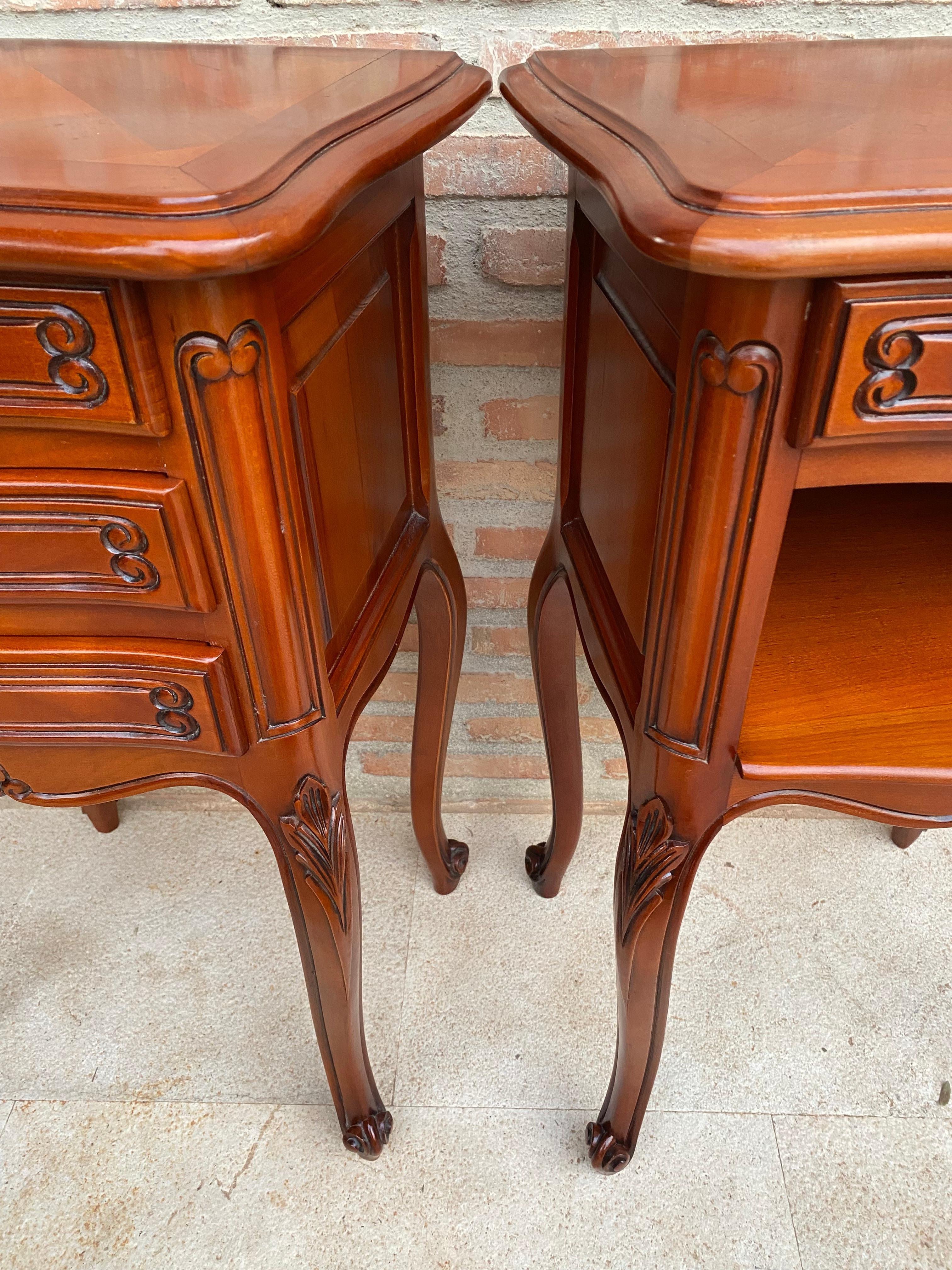 Tables de nuit de style Louis XVI avec tiroirs et pieds cabriole, années 1960, lot de 2 Bon état - En vente à Miami, FL