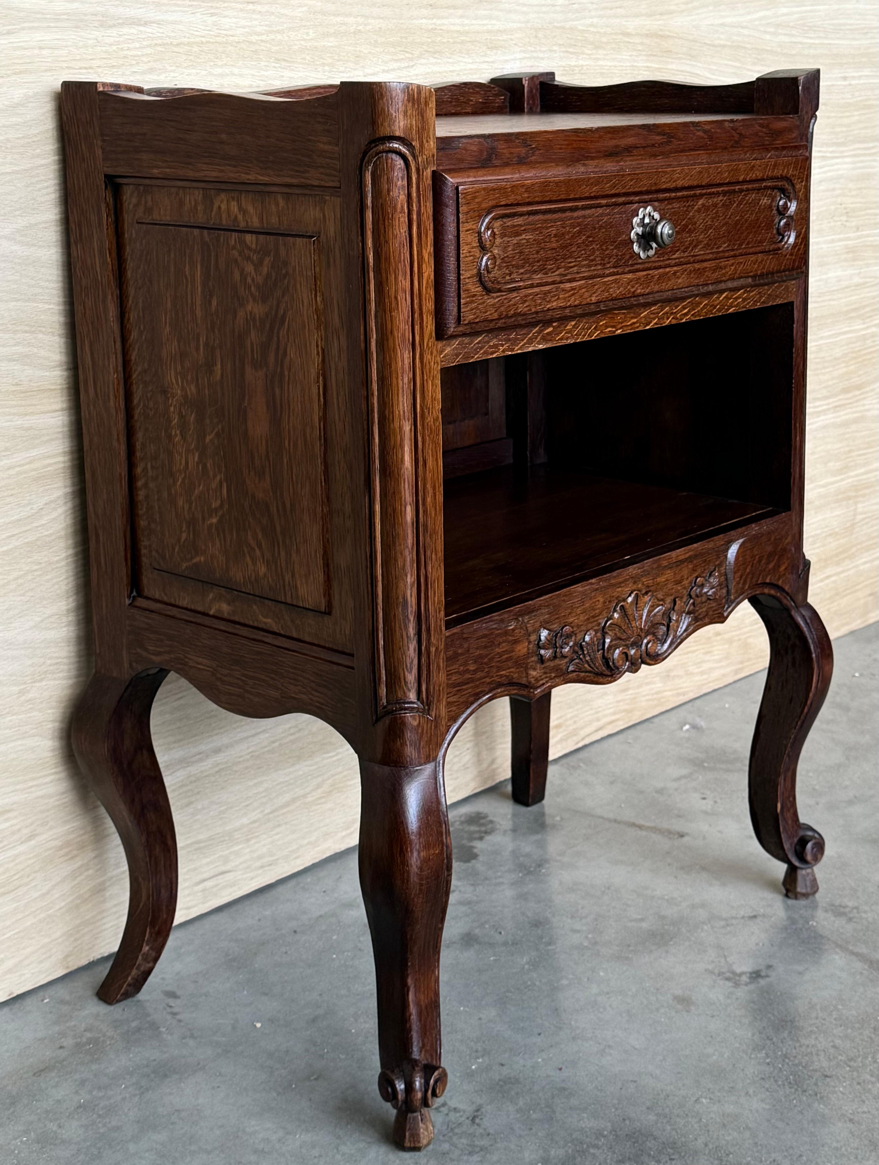 Tables de nuit de style Louis XVI avec tiroirs et pieds cabriole, années 1960, lot de 2 Bon état - En vente à Miami, FL