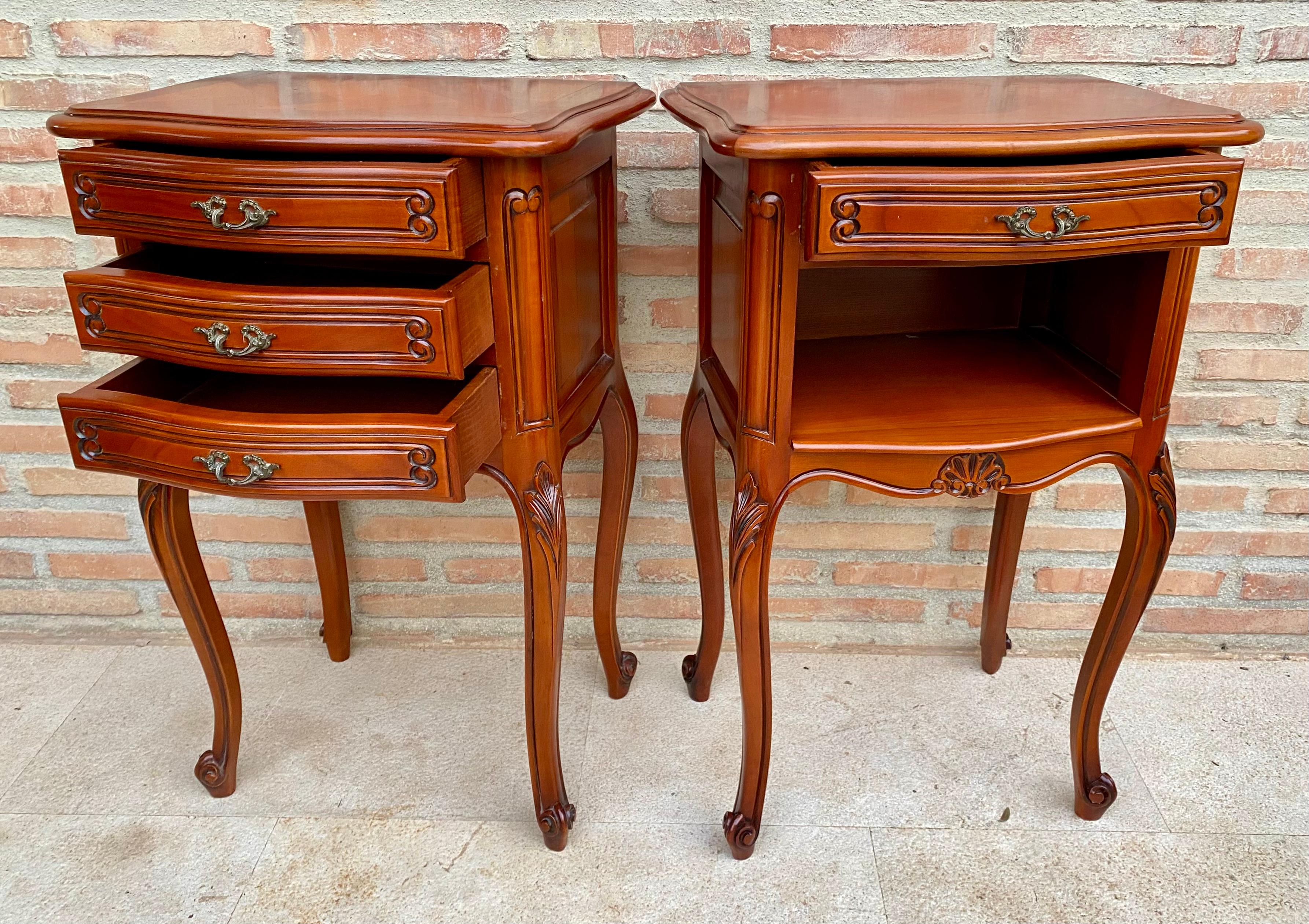 20ième siècle Tables de nuit de style Louis XVI avec tiroirs et pieds cabriole, années 1960, lot de 2 en vente
