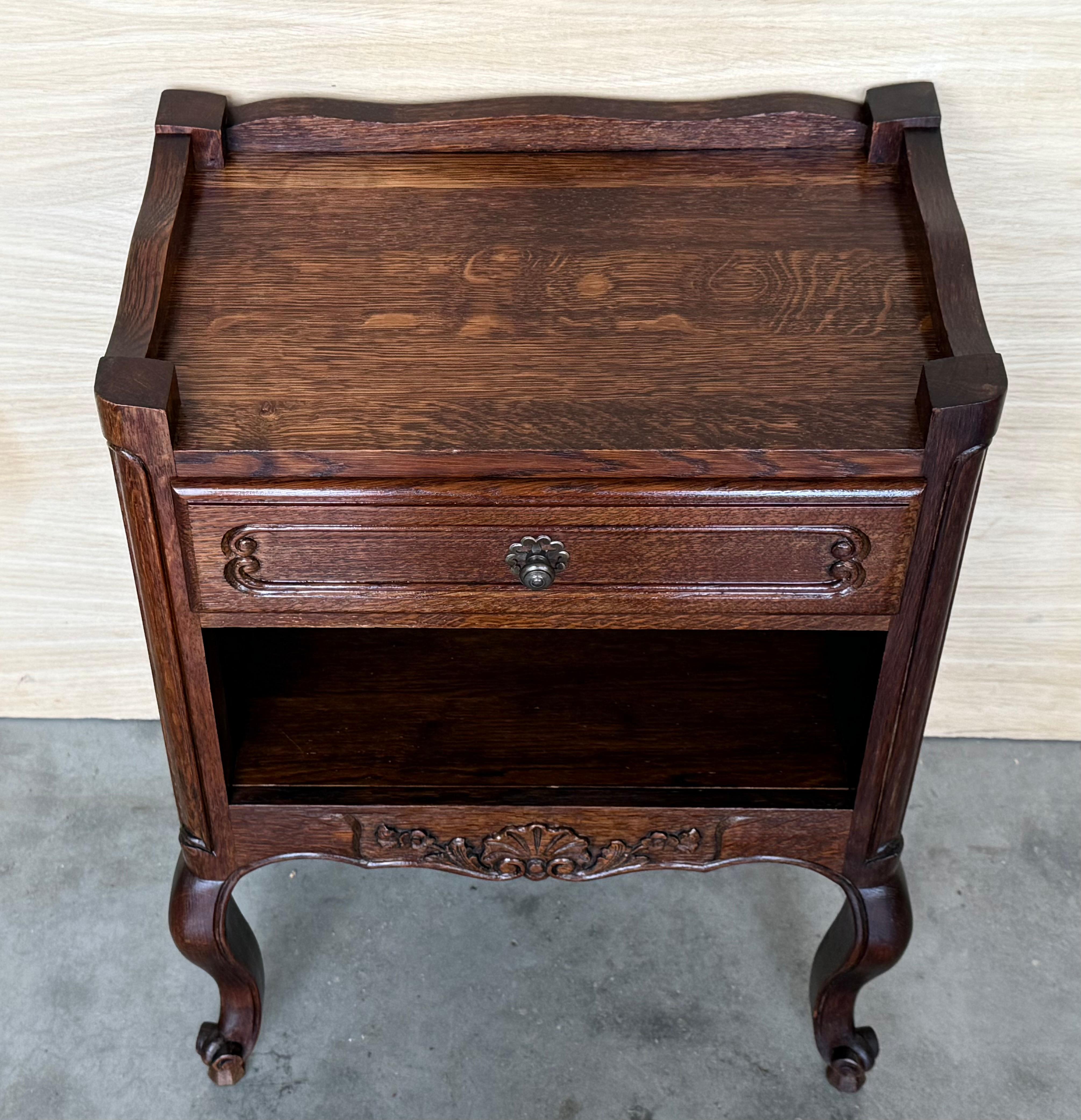 20ième siècle Tables de nuit de style Louis XVI avec tiroirs et pieds cabriole, années 1960, lot de 2 en vente