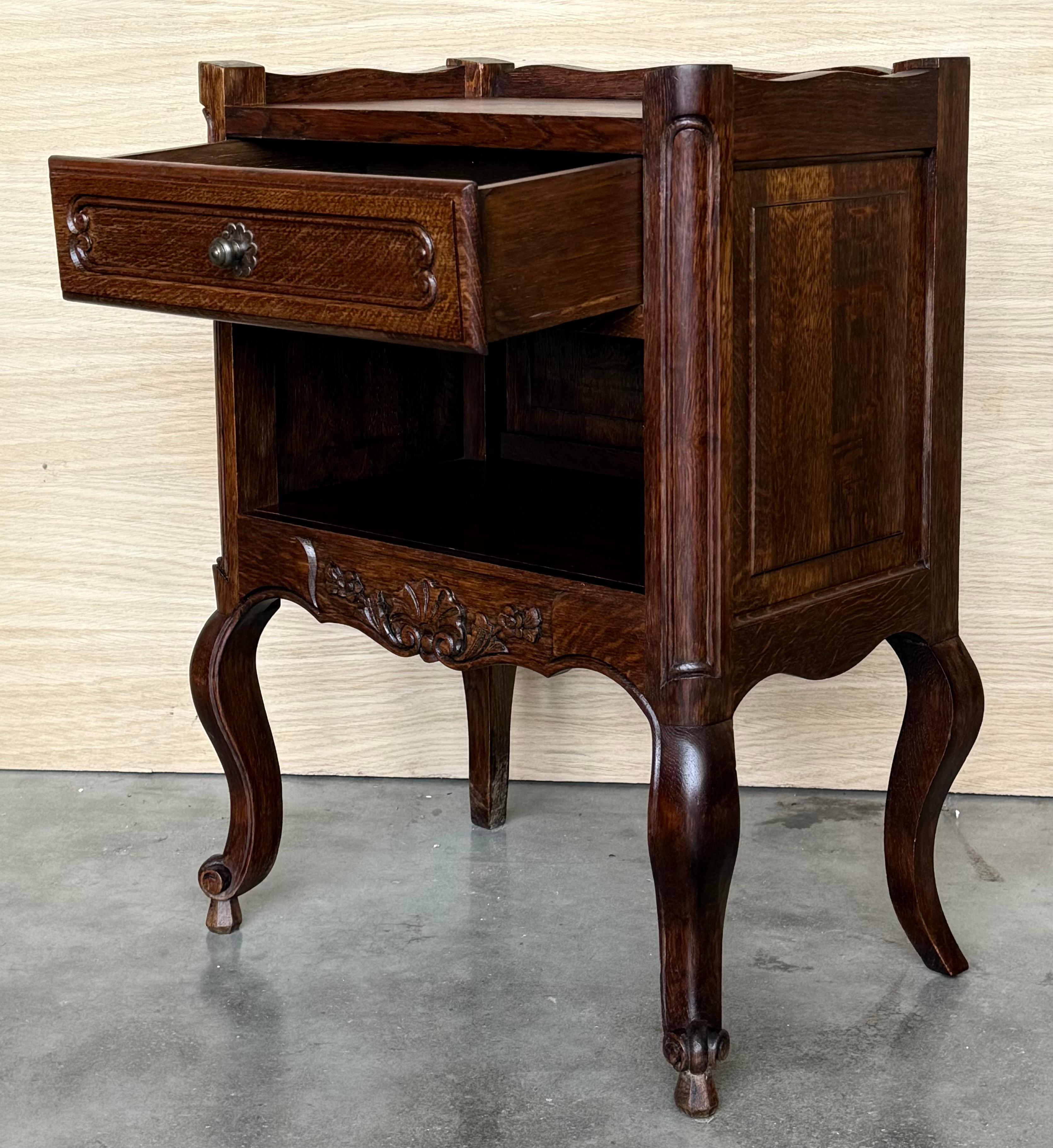 Noyer Tables de nuit de style Louis XVI avec tiroirs et pieds cabriole, années 1960, lot de 2 en vente