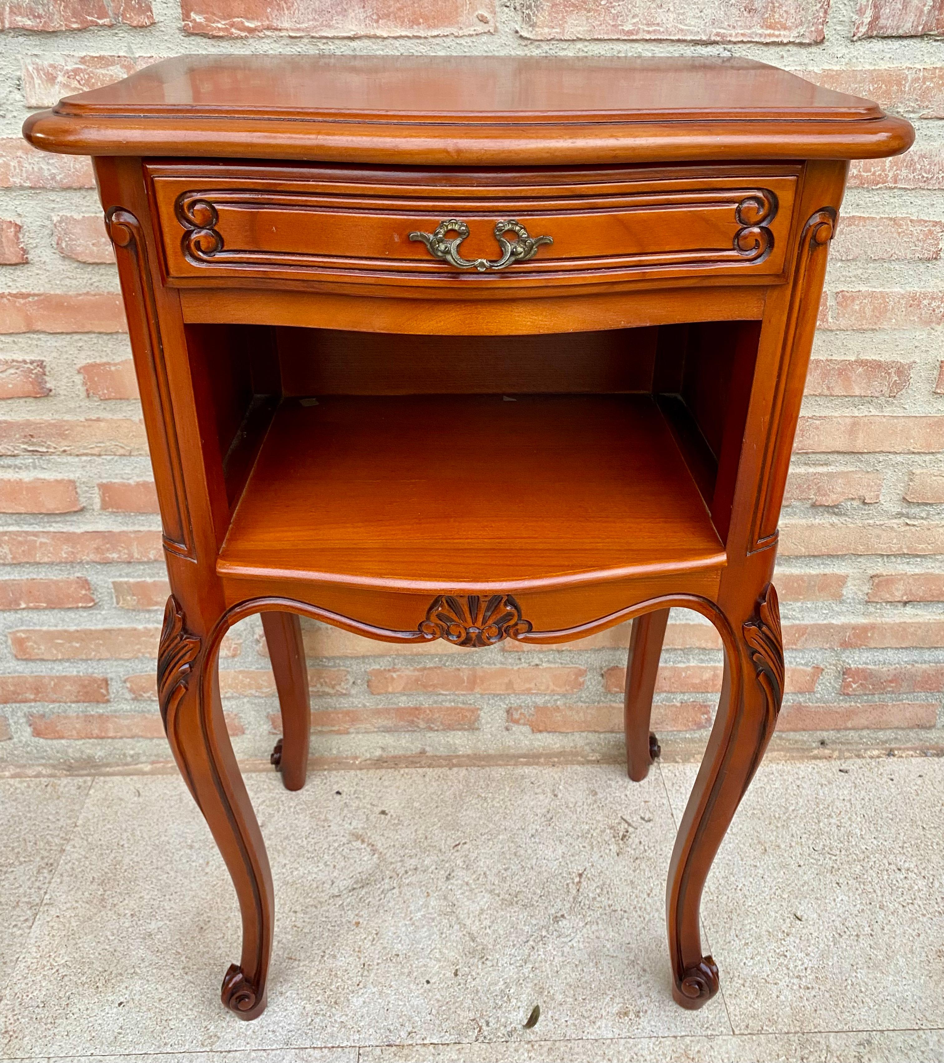 Tables de nuit de style Louis XVI avec tiroirs et pieds cabriole, années 1960, lot de 2 en vente 1