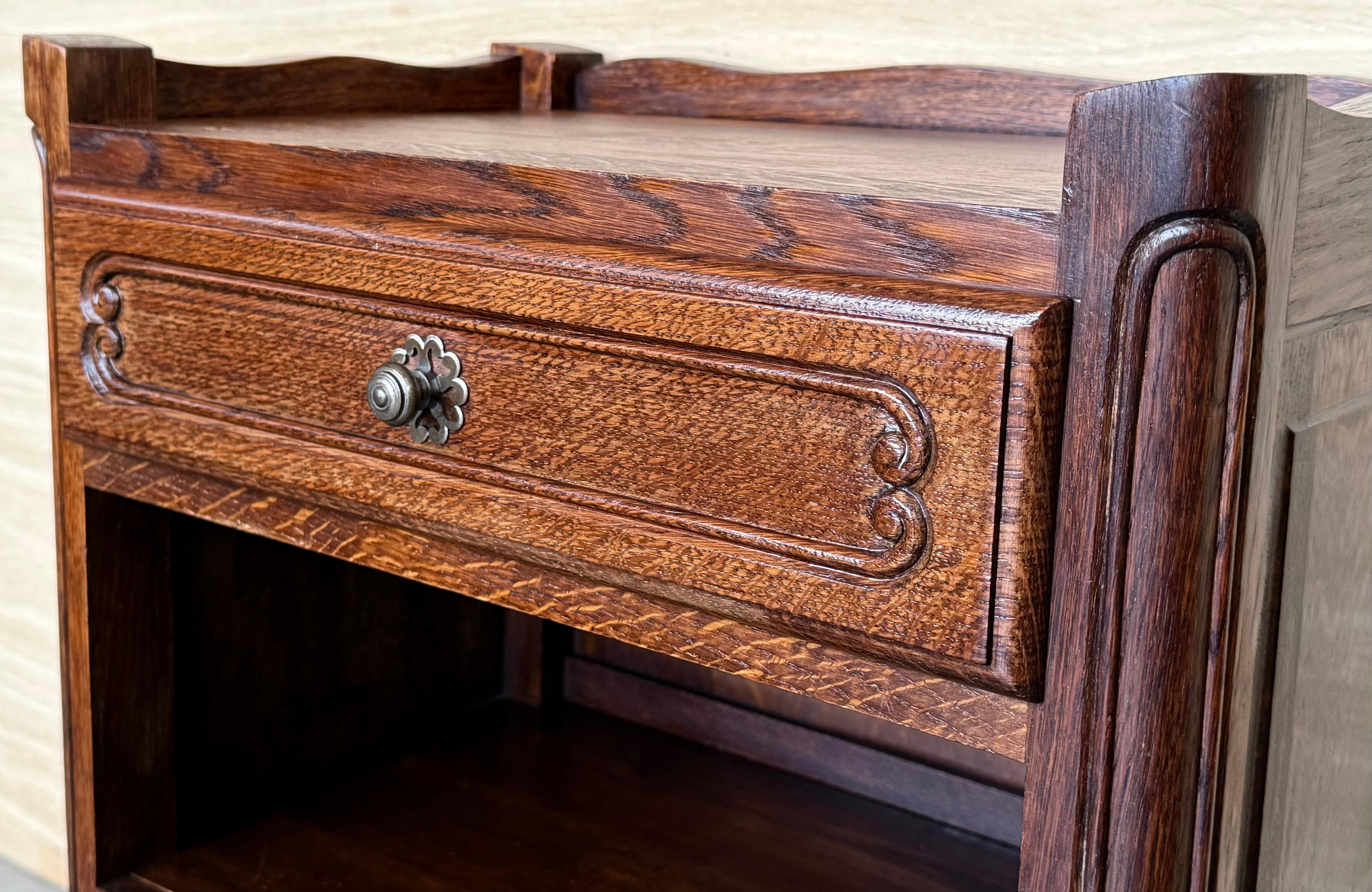 Tables de nuit de style Louis XVI avec tiroirs et pieds cabriole, années 1960, lot de 2 en vente 1