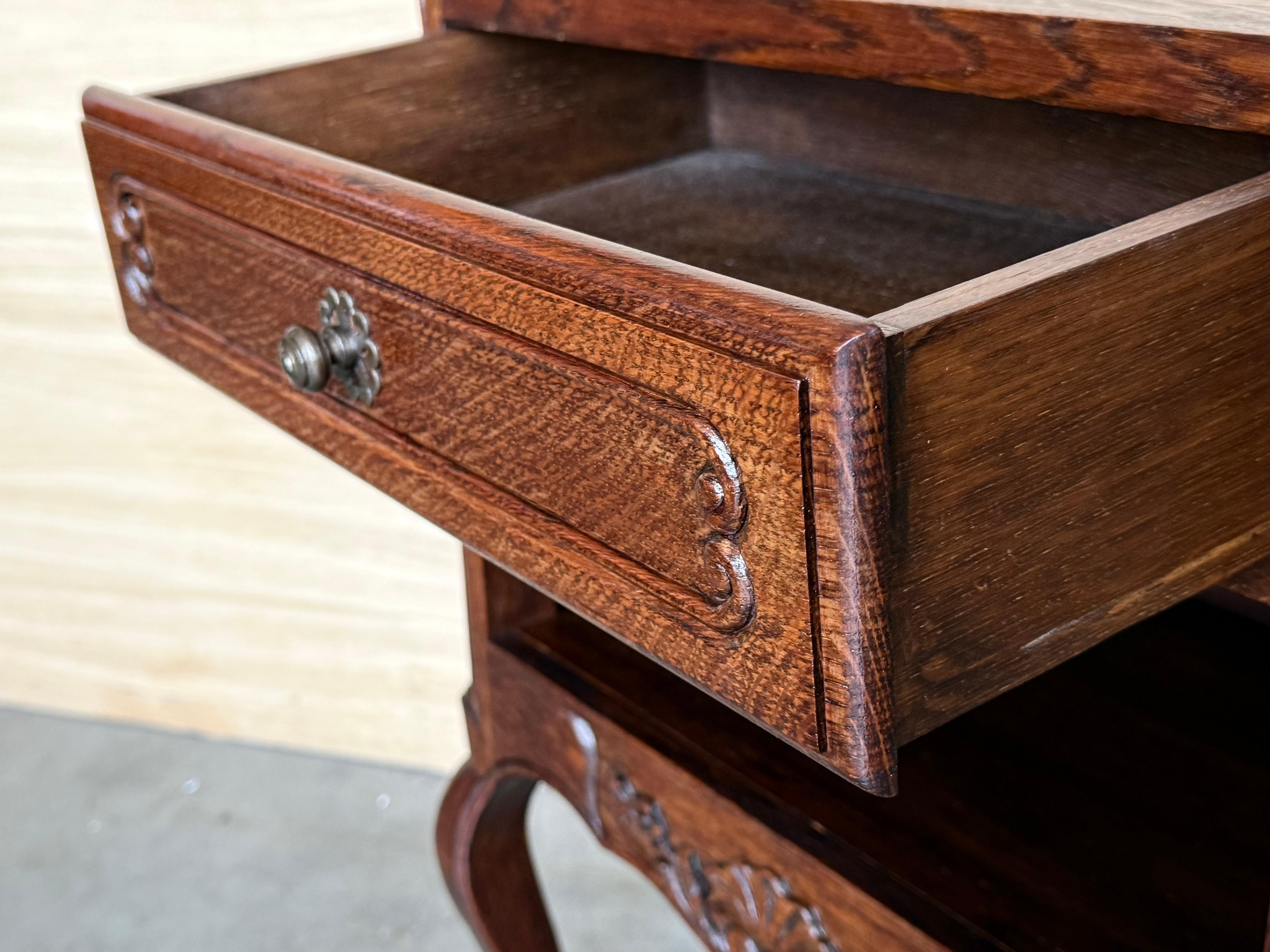 Tables de nuit de style Louis XVI avec tiroirs et pieds cabriole, années 1960, lot de 2 en vente 2