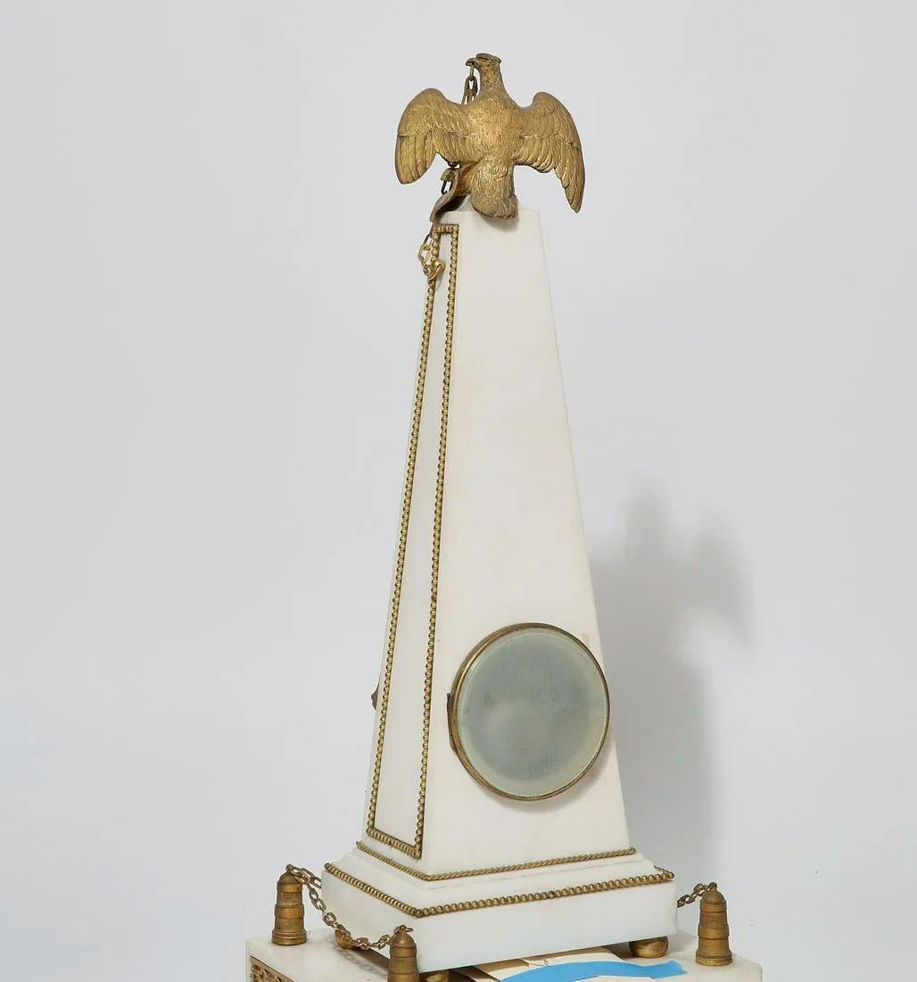 Sehr gute Qualität Französisch 19 Jahrhundert Louis XVI-Stil Obelisk Form Bronze und Marmor Kaminsims Uhr mit Wappenmotiv und ein Adler auf der Oberseite. Uhrwerk signiert von Samuel Marti et Cie. Wiederverkauft von Maple & Co.