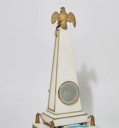 Pendule de chemine de style Louis XVI en forme d'oblisque en bronze et marbre