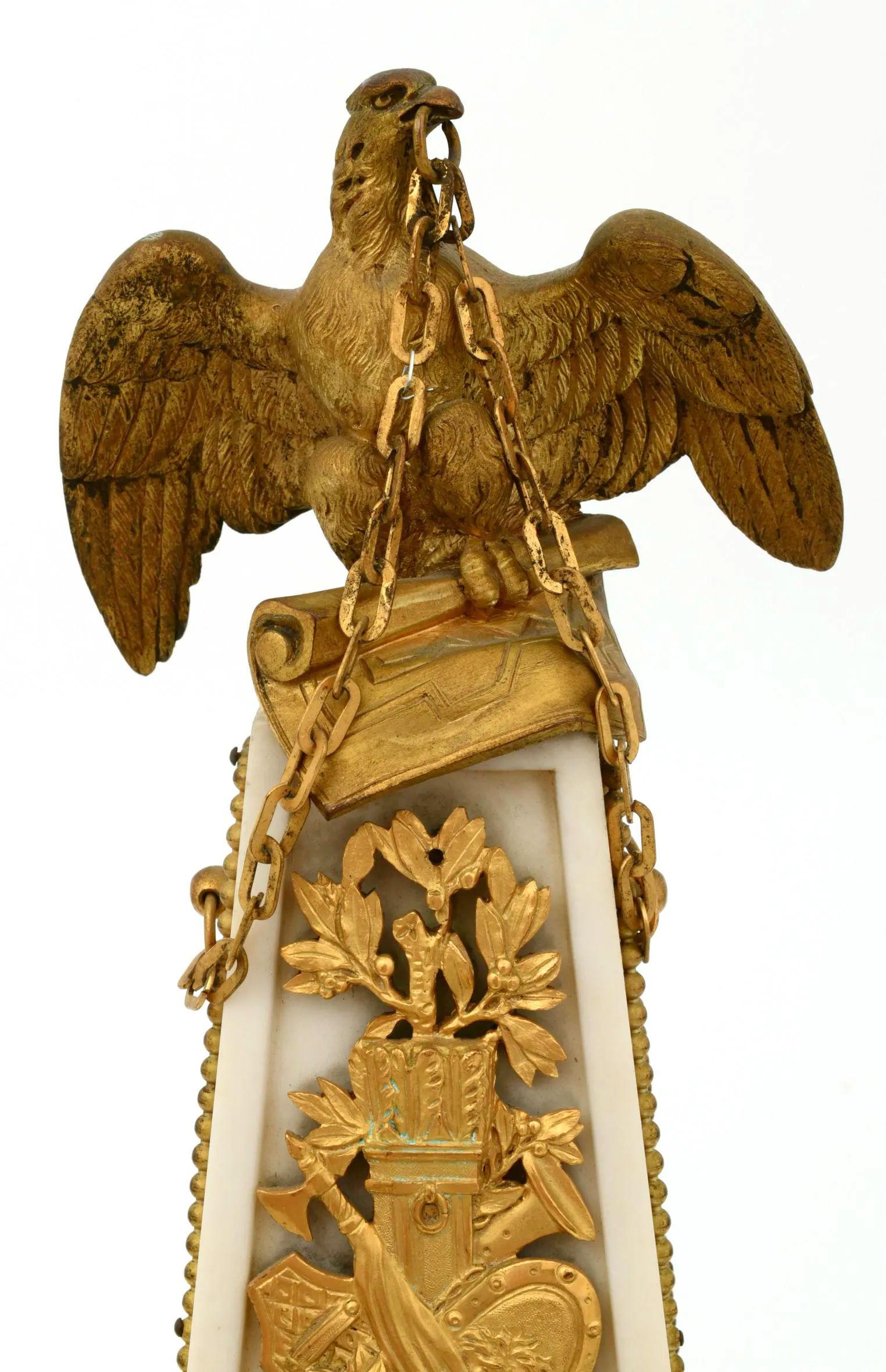 Pendule de chemine de style Louis XVI en forme d'oblisque en bronze et marbre en vente 2