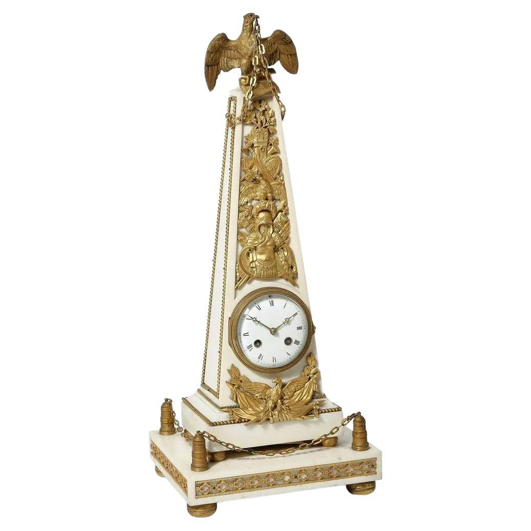 Pendule de chemine de style Louis XVI en forme d'oblisque en bronze et marbre en vente
