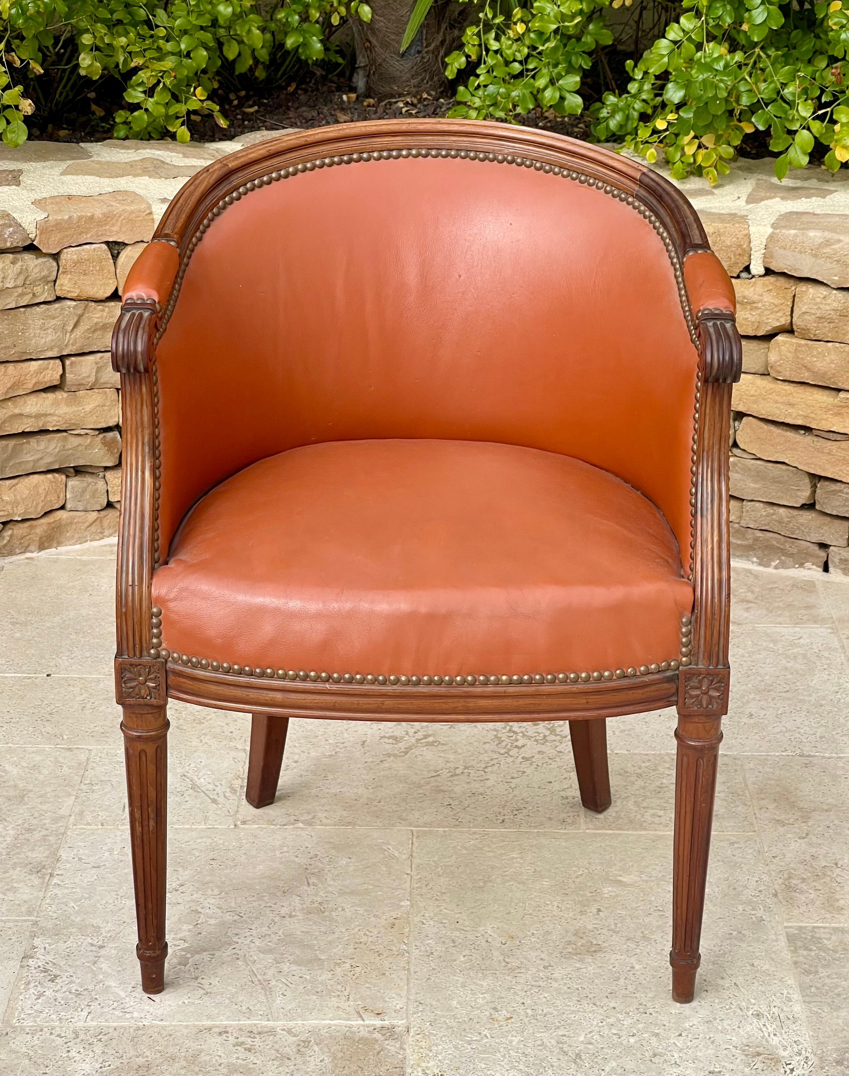 Poltrona in mogano massiccio in stile Luigi XVI rivestita in pelle È in buone condizioni, stabile e confortevole. Opera francese, parigina del 1880 circa. Fine del XIX secolo.

Dimensioni
Larghezza totale 61 cm
Profondità della seduta 45 cm
Altezza
