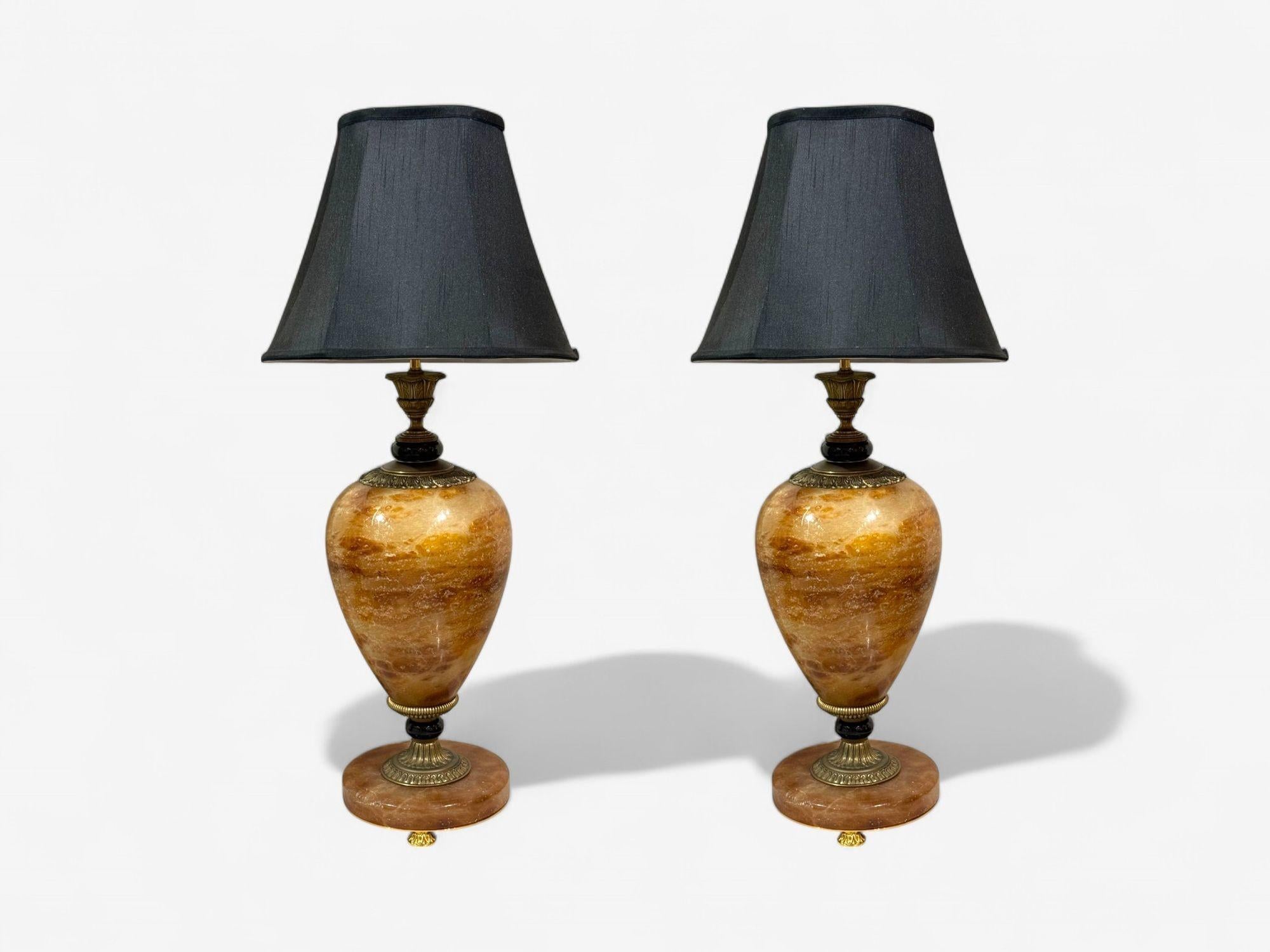 Louis XVI Stil, Onyx, Bronze, Tischlampen, Frankreich, 1930er Jahre

Paar Tischlampen im Louis XVI-Stil mit braunem Moiré und beige gesprenkeltem Onyx und bronzefarbener Urnenform. Unterstrichen durch Akanthusfriese aus vergoldeter und ziselierter