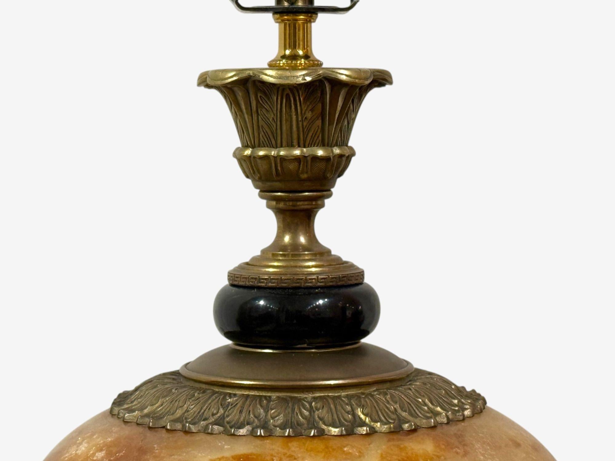 Louis XVI Stil, Onyx, Bronze, Tischlampen, Frankreich, 1930er Jahre (Französisch) im Angebot