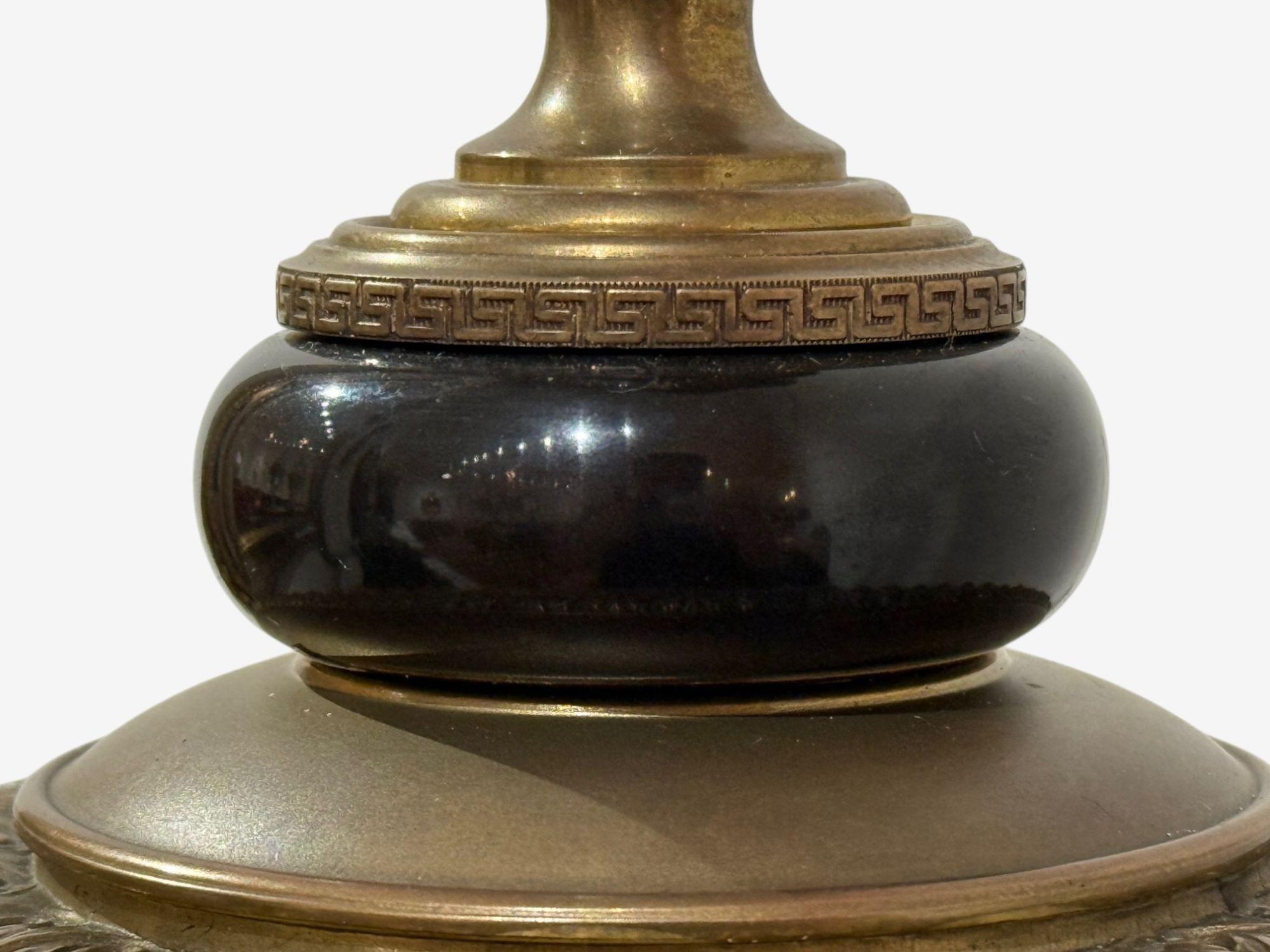 Louis XVI Stil, Onyx, Bronze, Tischlampen, Frankreich, 1930er Jahre im Zustand „Gut“ im Angebot in Manhasset, NY