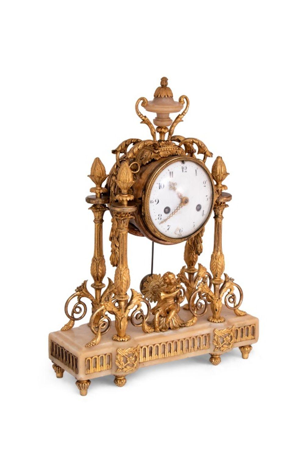 Français Pendule de cheminée en bronze doré et albâtre de style Louis XVI en vente