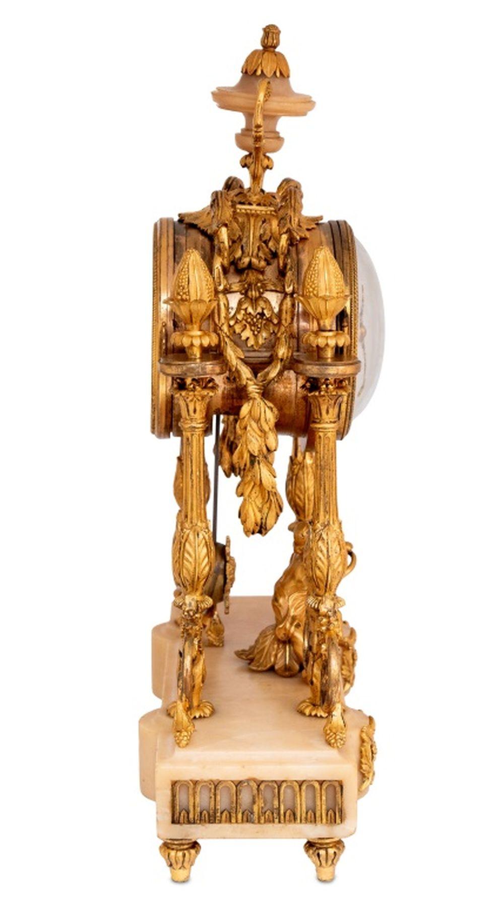 Pendule de cheminée en bronze doré et albâtre de style Louis XVI Bon état - En vente à Astoria, NY