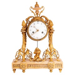 Pendule de cheminée en bronze doré et albâtre de style Louis XVI
