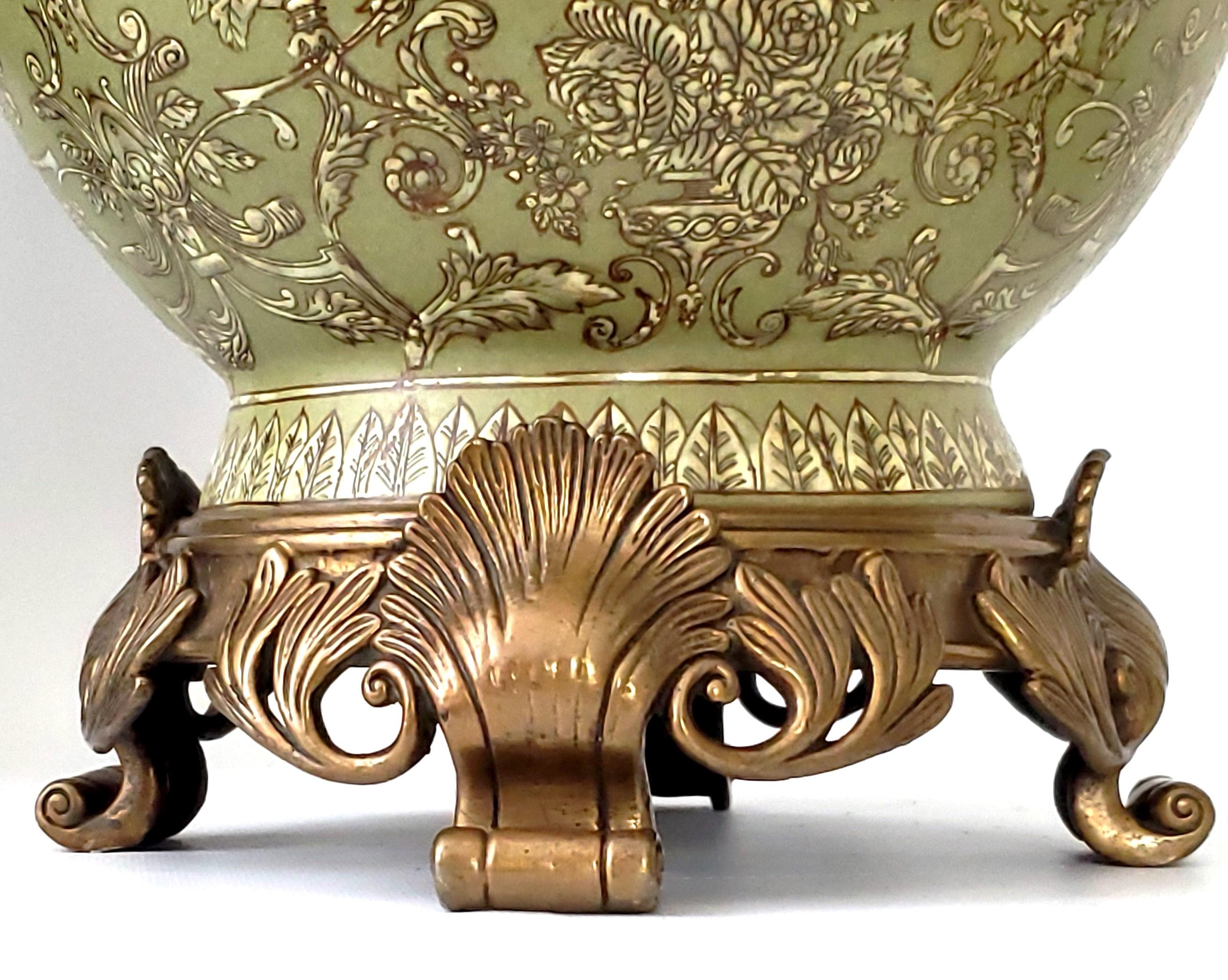 Paire d'urnes ou de vases en bronze doré et porcelaine chinoise vert sauge de style Louis XVI   en vente 4