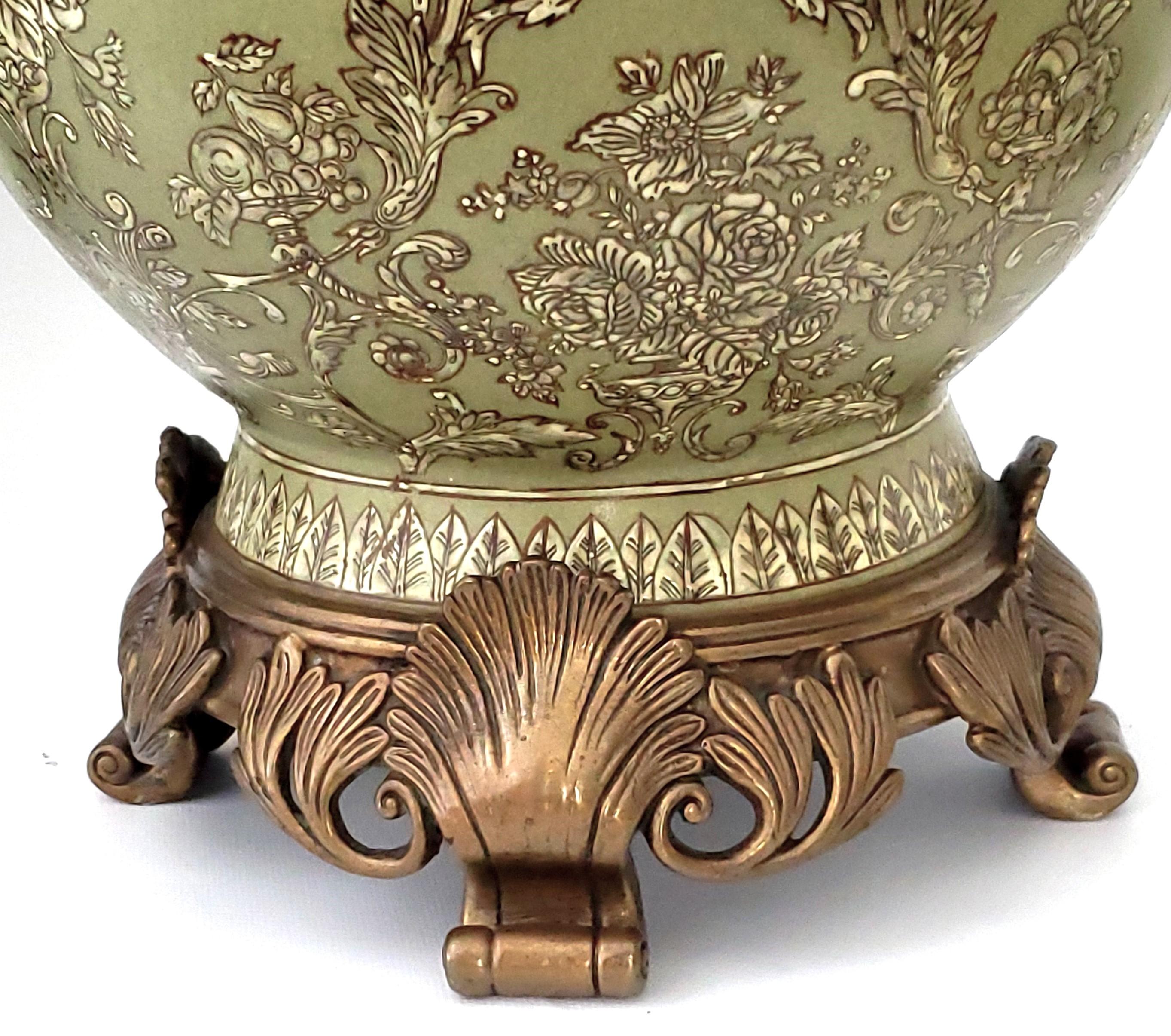 Paire d'urnes ou de vases en bronze doré et porcelaine chinoise vert sauge de style Louis XVI   en vente 5