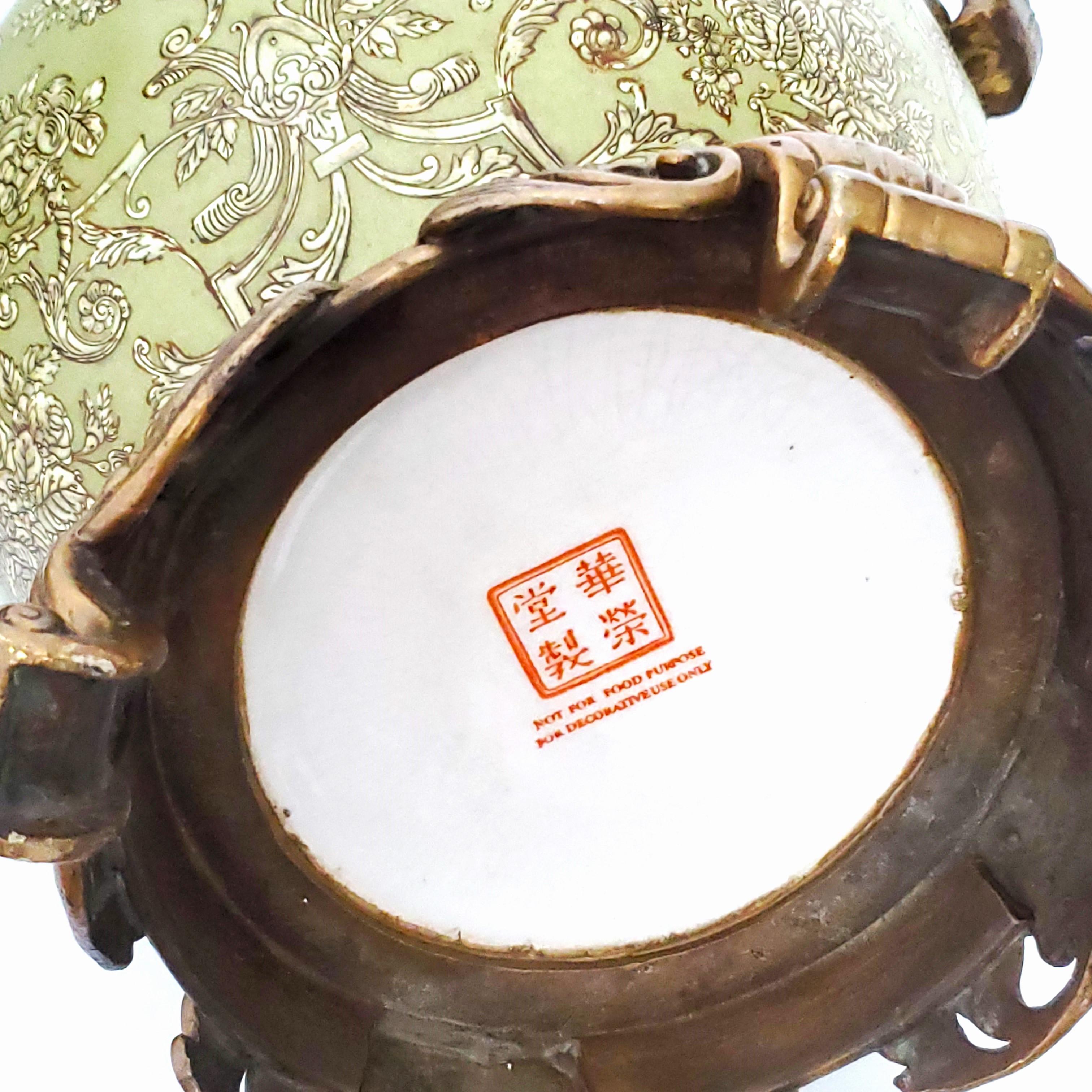 Paire d'urnes ou de vases en bronze doré et porcelaine chinoise vert sauge de style Louis XVI   en vente 6