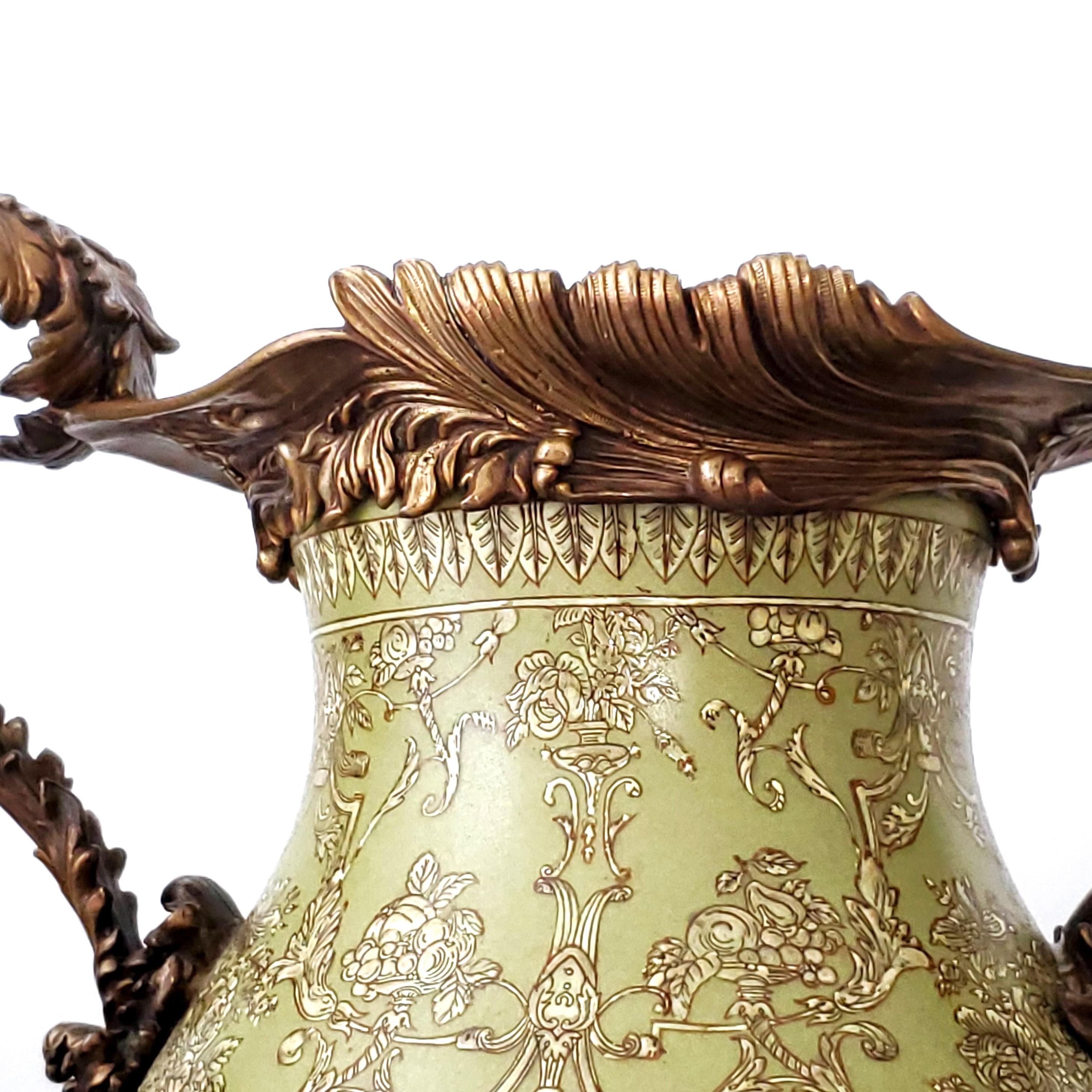 Paire d'urnes ou de vases en bronze doré et porcelaine chinoise vert sauge de style Louis XVI   en vente 7