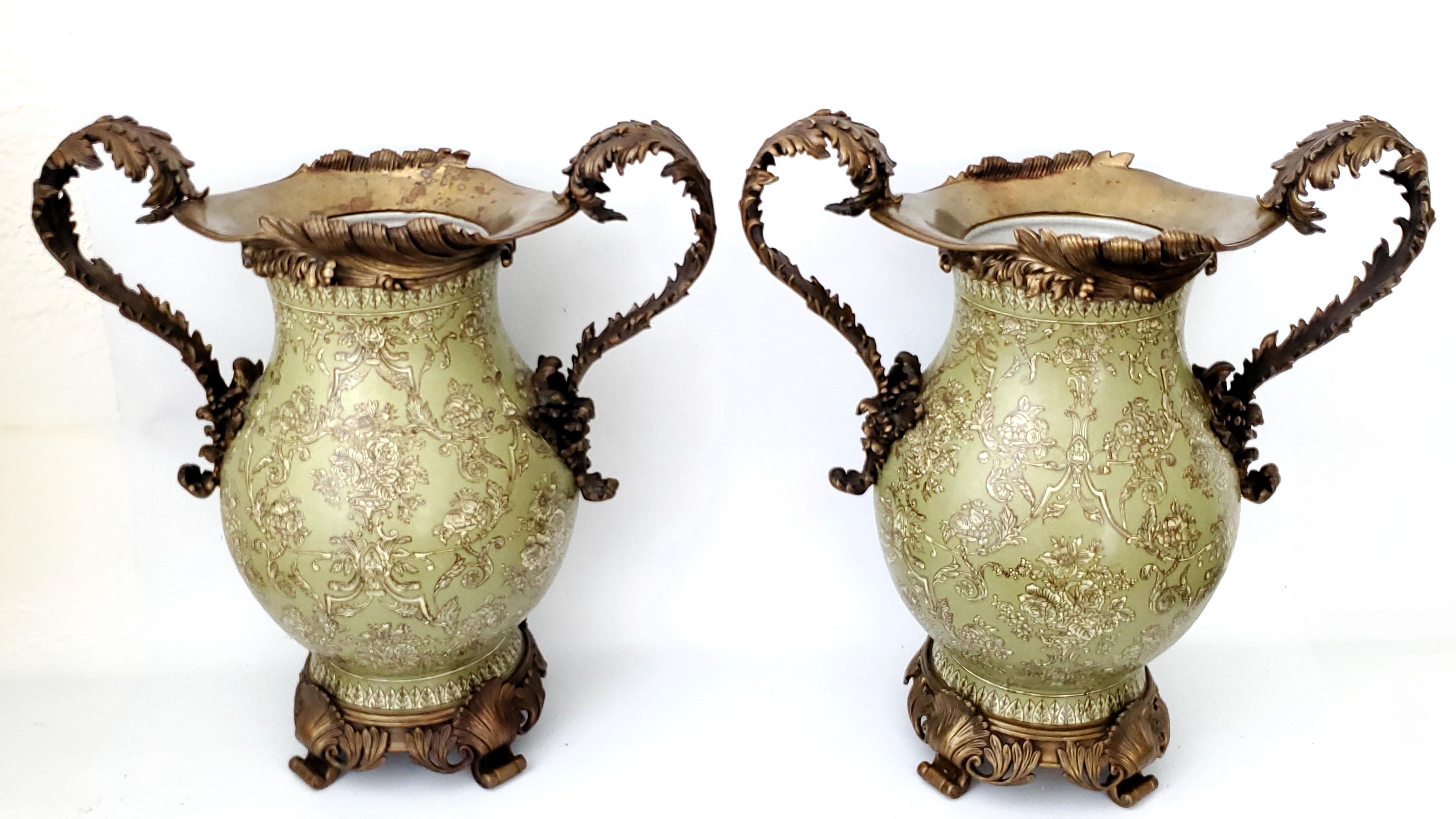 Paire d'urnes ou de vases en bronze doré et porcelaine chinoise vert sauge de style Louis XVI   en vente 1