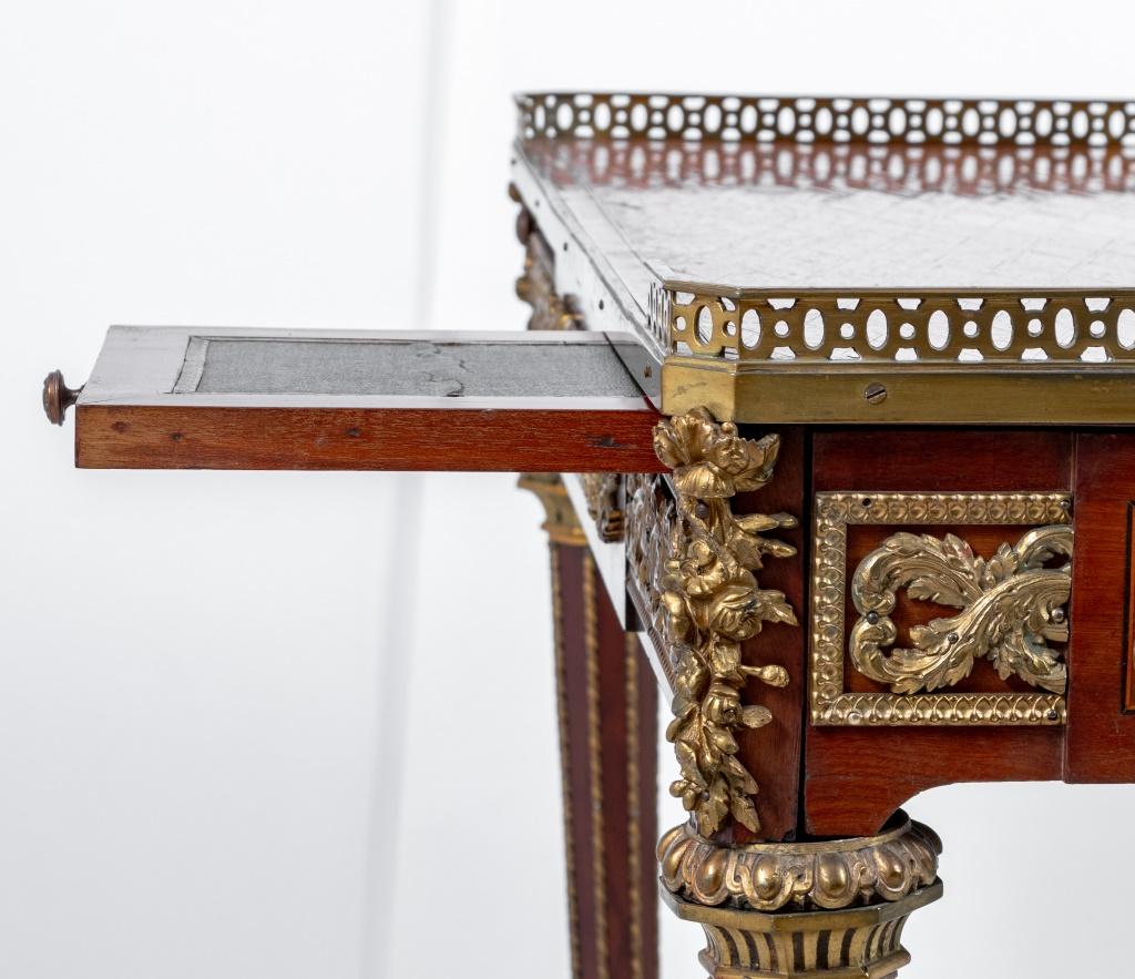 Parquet Tavolo da scrittura in stile Luigi XVI in mogano e ormolu in vendita