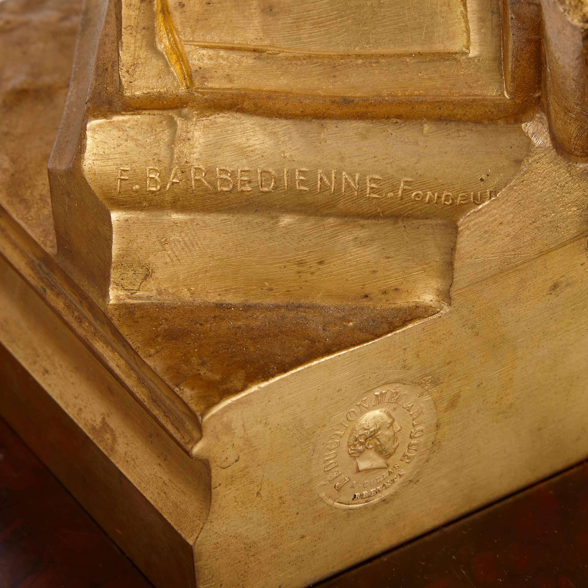 Ensemble d'horloges de style Louis XVI en bronze doré et marbre rouge griotte en vente 3