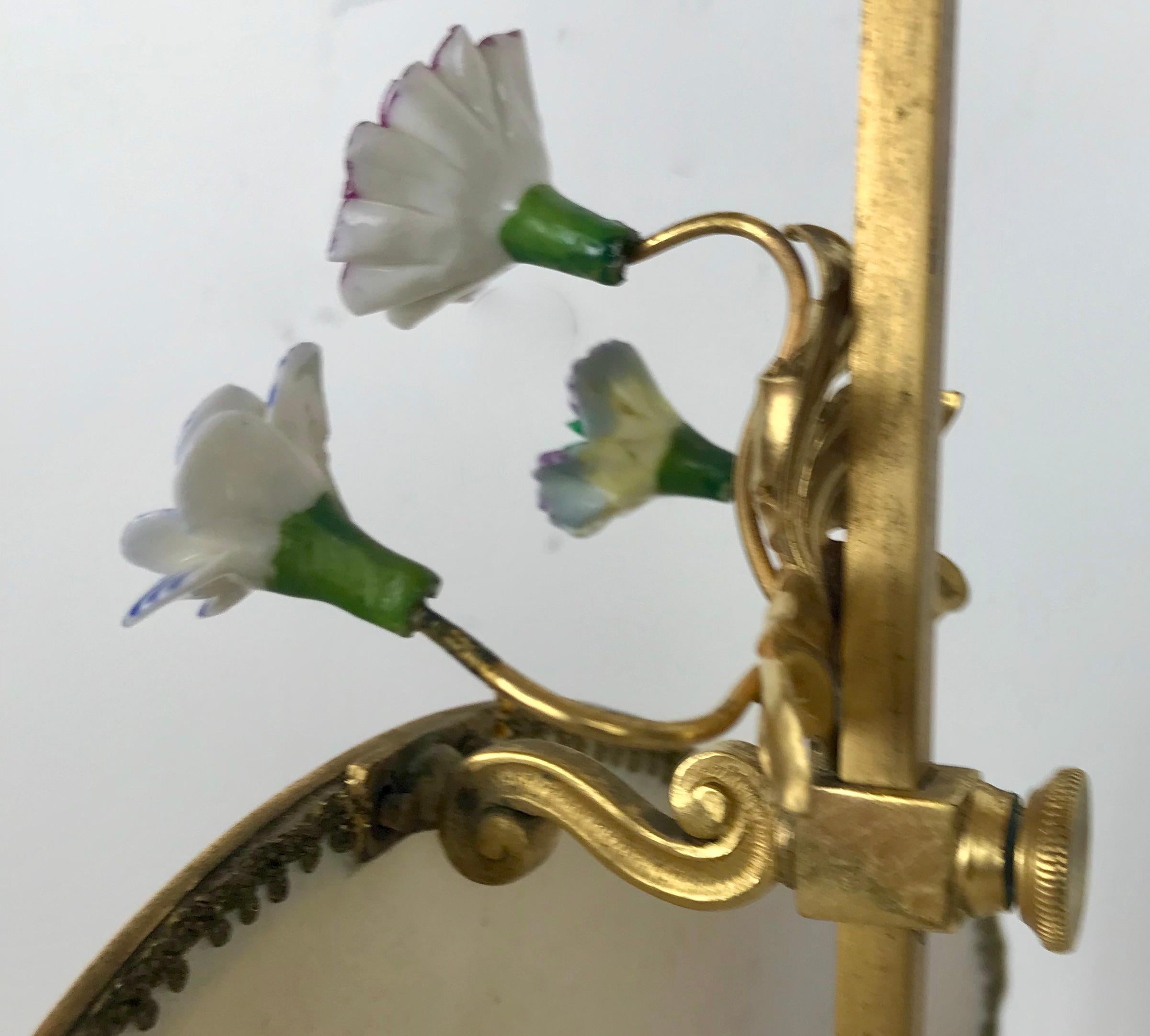 Lámpara Bouillotte de Ormolu Estilo Luis XVI con Flores de Porcelana de E. F. Caldwell en venta 4