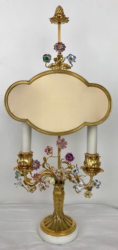 Lampada Bouillotte in stile Luigi XVI con fiori in porcellana di E. F. A Caldwell