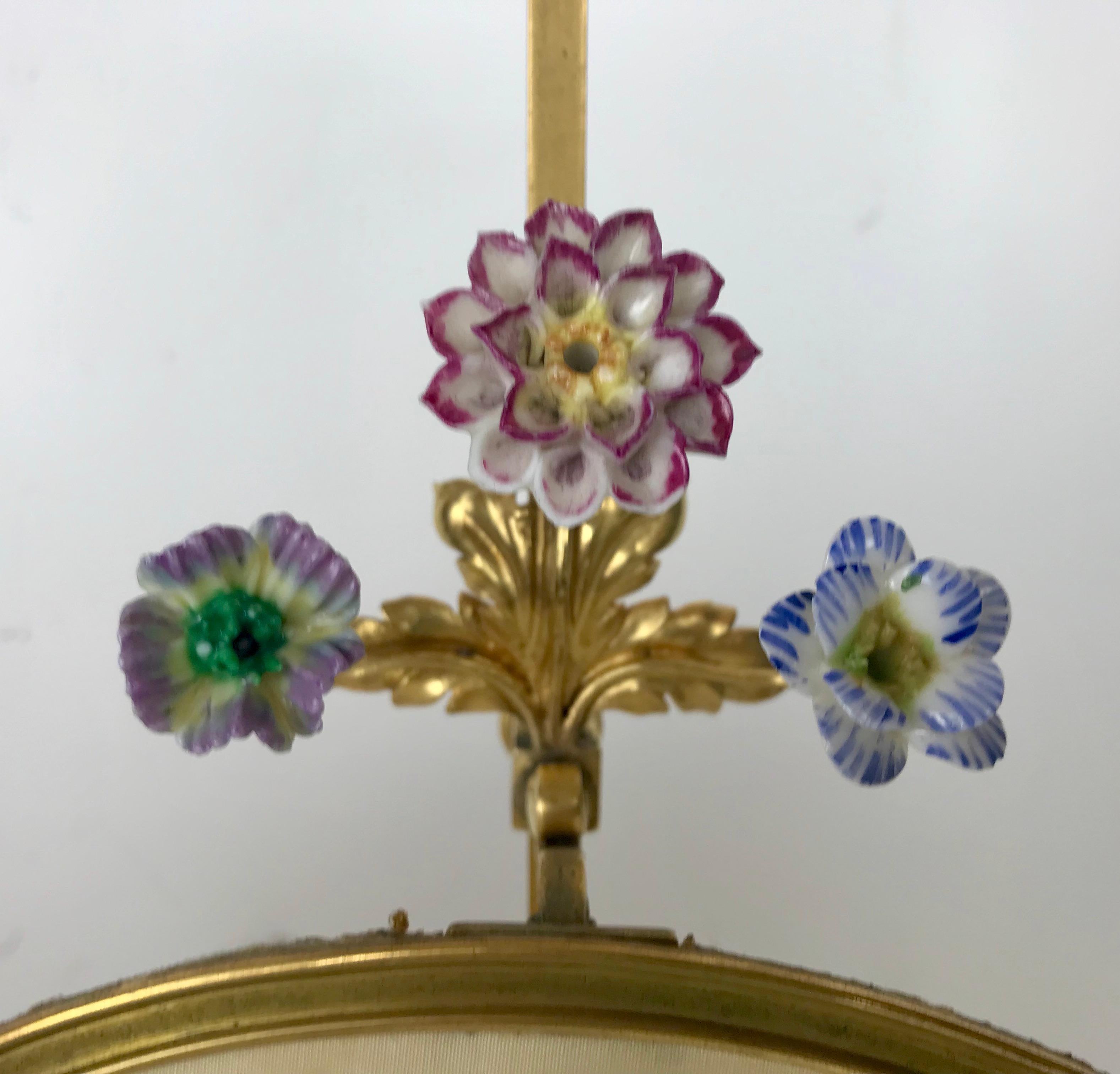 Lámpara Bouillotte de Ormolu Estilo Luis XVI con Flores de Porcelana de E. F. Caldwell Neoclásico en venta