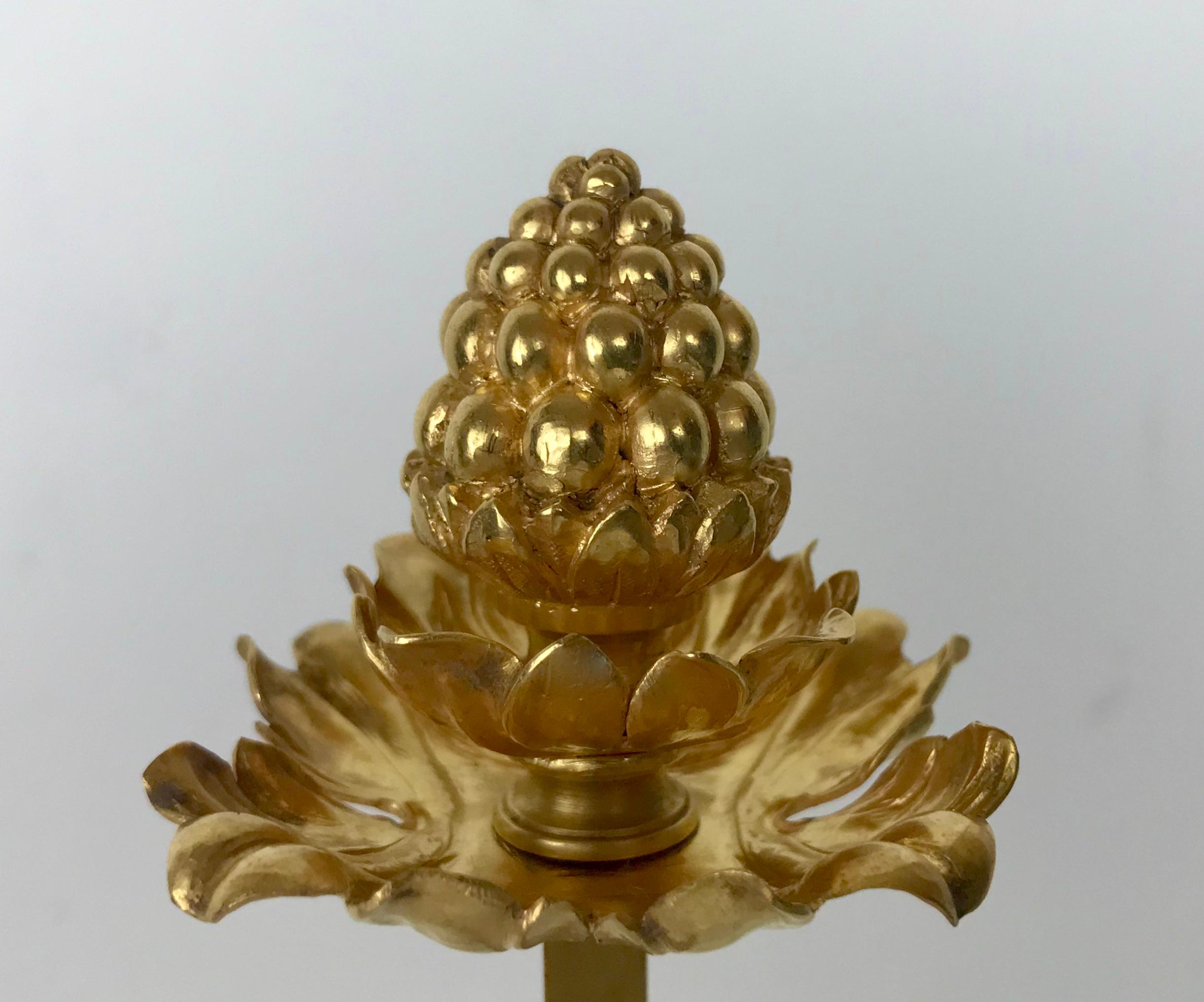 Lámpara Bouillotte de Ormolu Estilo Luis XVI con Flores de Porcelana de E. F. Caldwell Estadounidense en venta