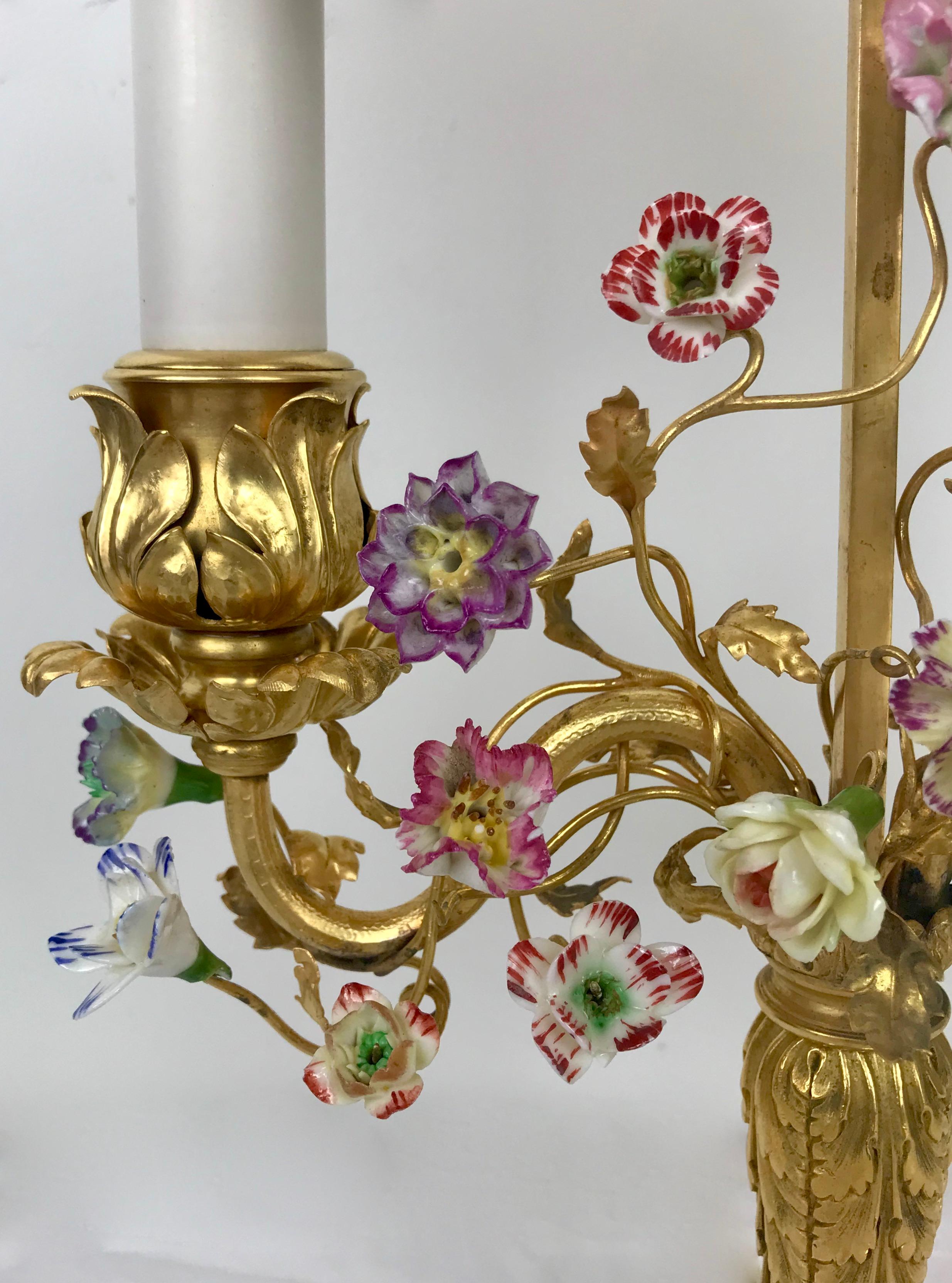 Lámpara Bouillotte de Ormolu Estilo Luis XVI con Flores de Porcelana de E. F. Caldwell en Bueno estado para la venta en Pittsburgh, PA