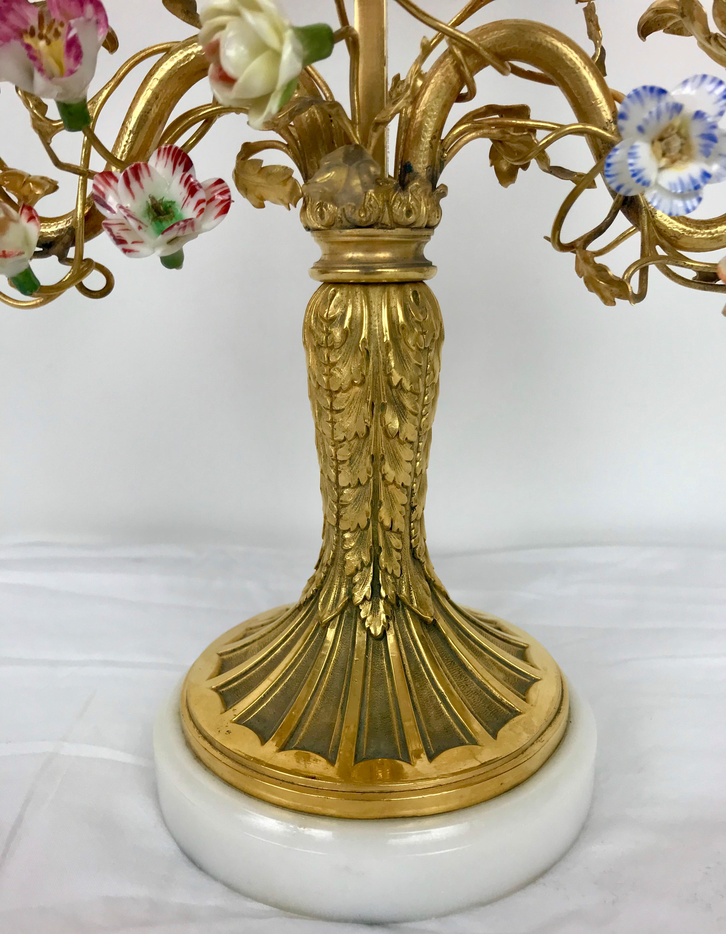 Lámpara Bouillotte de Ormolu Estilo Luis XVI con Flores de Porcelana de E. F. Caldwell siglo XVIII en venta