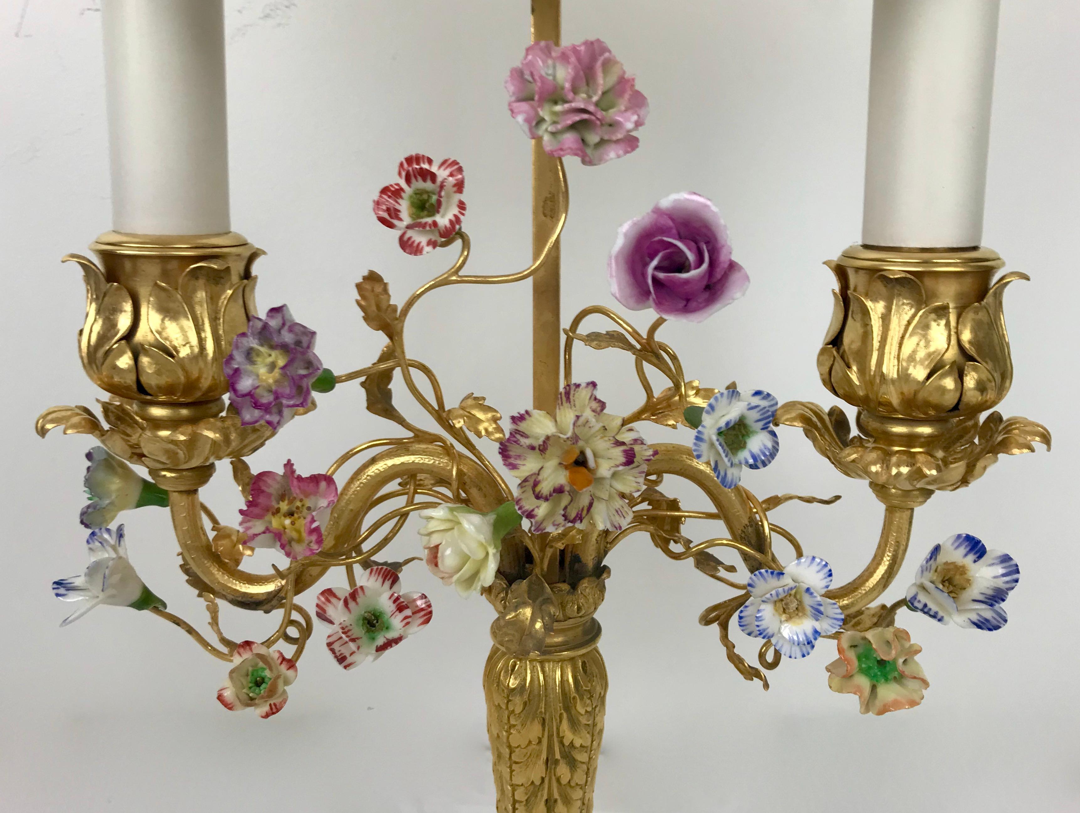 Lámpara Bouillotte de Ormolu Estilo Luis XVI con Flores de Porcelana de E. F. Caldwell en venta 1