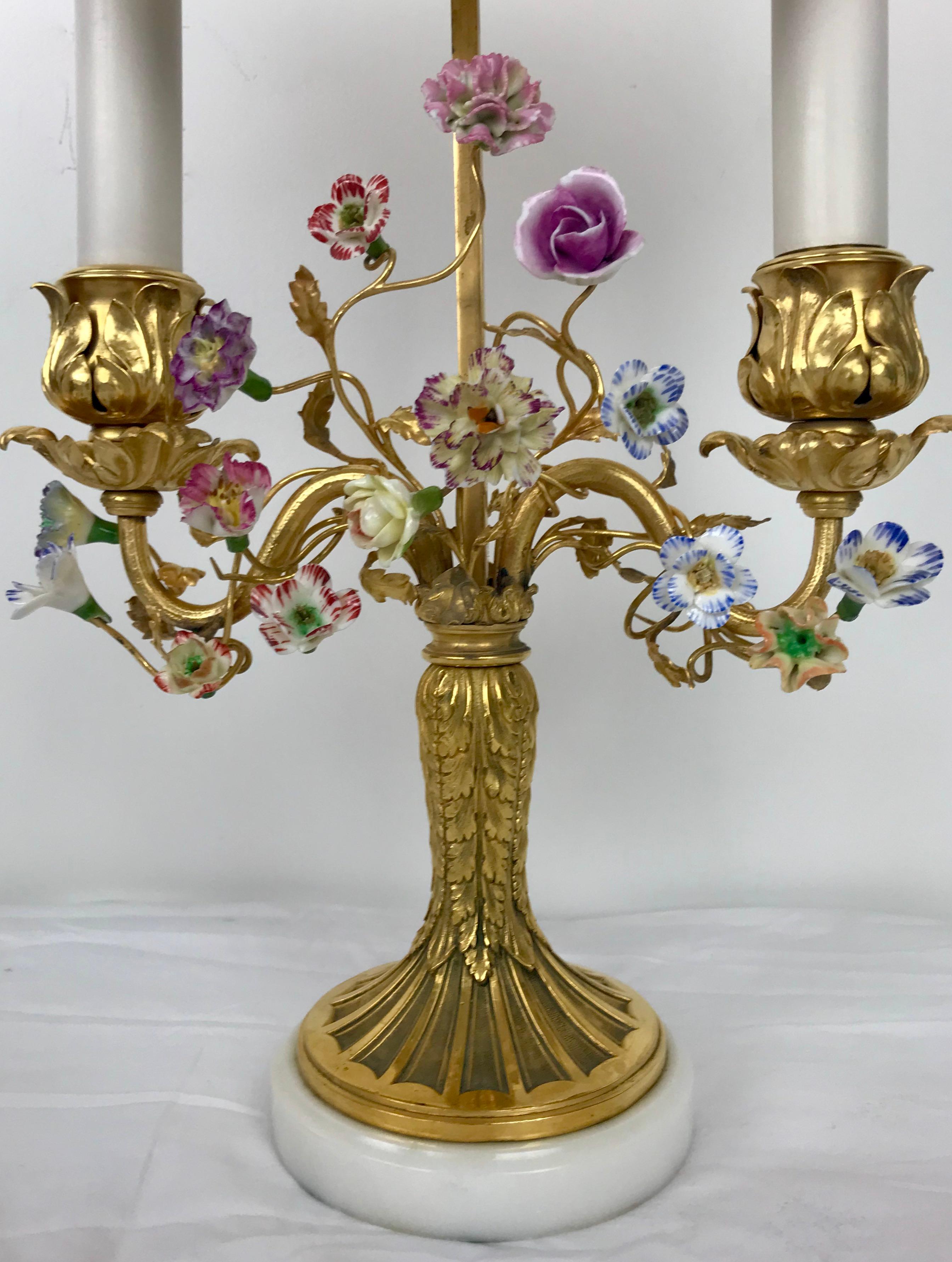 Lámpara Bouillotte de Ormolu Estilo Luis XVI con Flores de Porcelana de E. F. Caldwell en venta 2