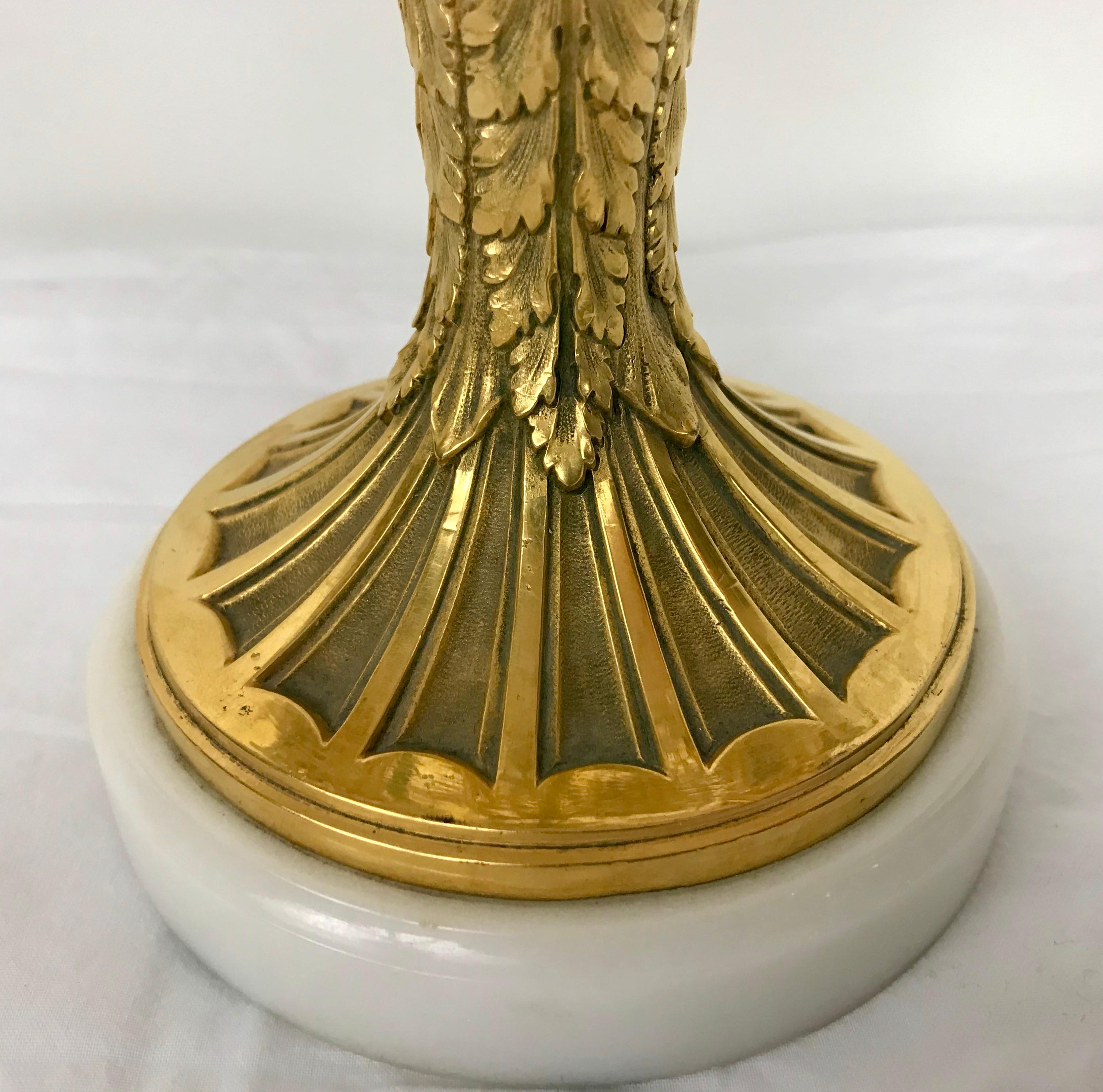 Lámpara Bouillotte de Ormolu Estilo Luis XVI con Flores de Porcelana de E. F. Caldwell en venta 3