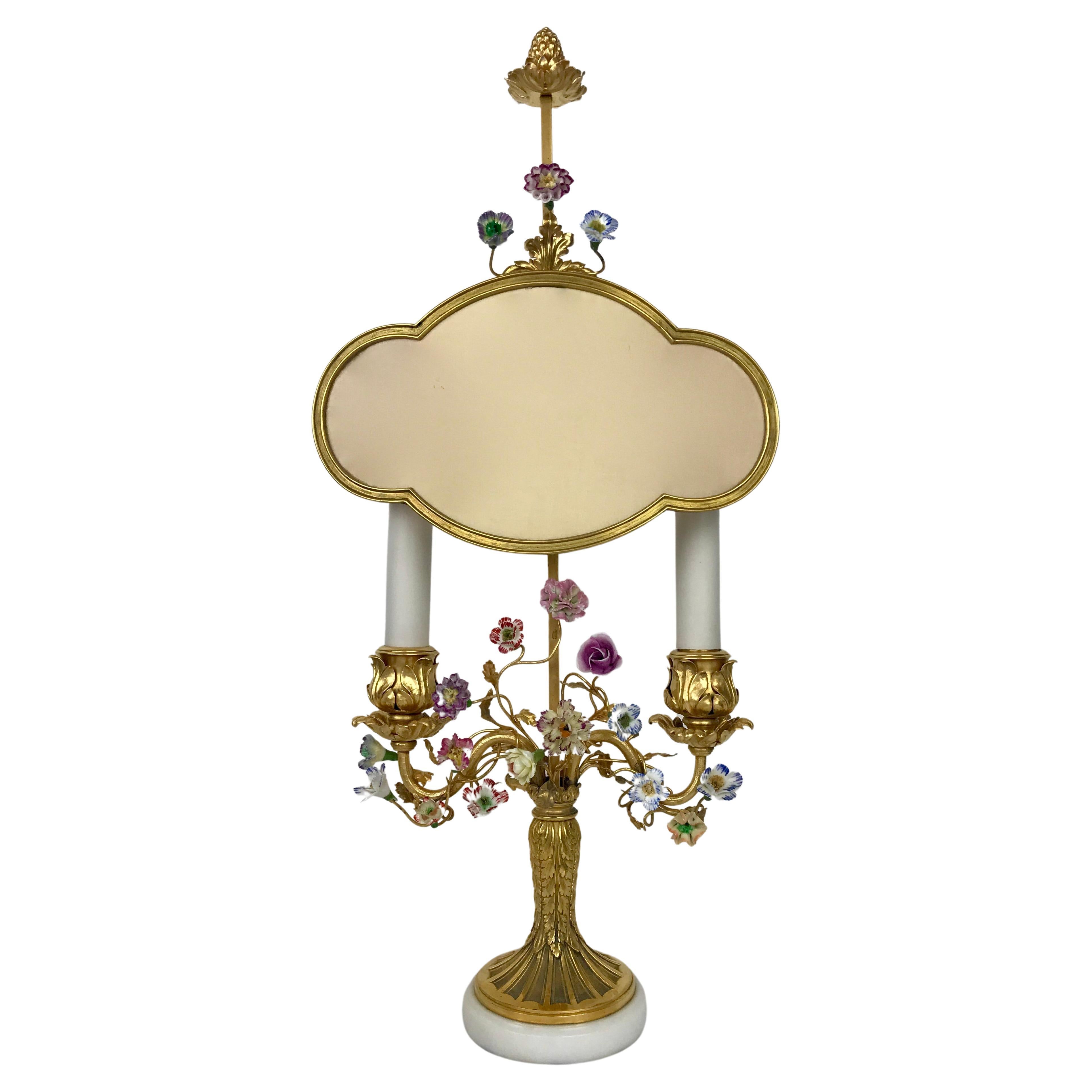 Lámpara Bouillotte de Ormolu Estilo Luis XVI con Flores de Porcelana de E. F. Caldwell en venta