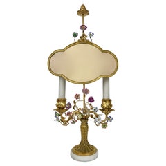 Lámpara Bouillotte de Ormolu Estilo Luis XVI con Flores de Porcelana de E. F. Caldwell