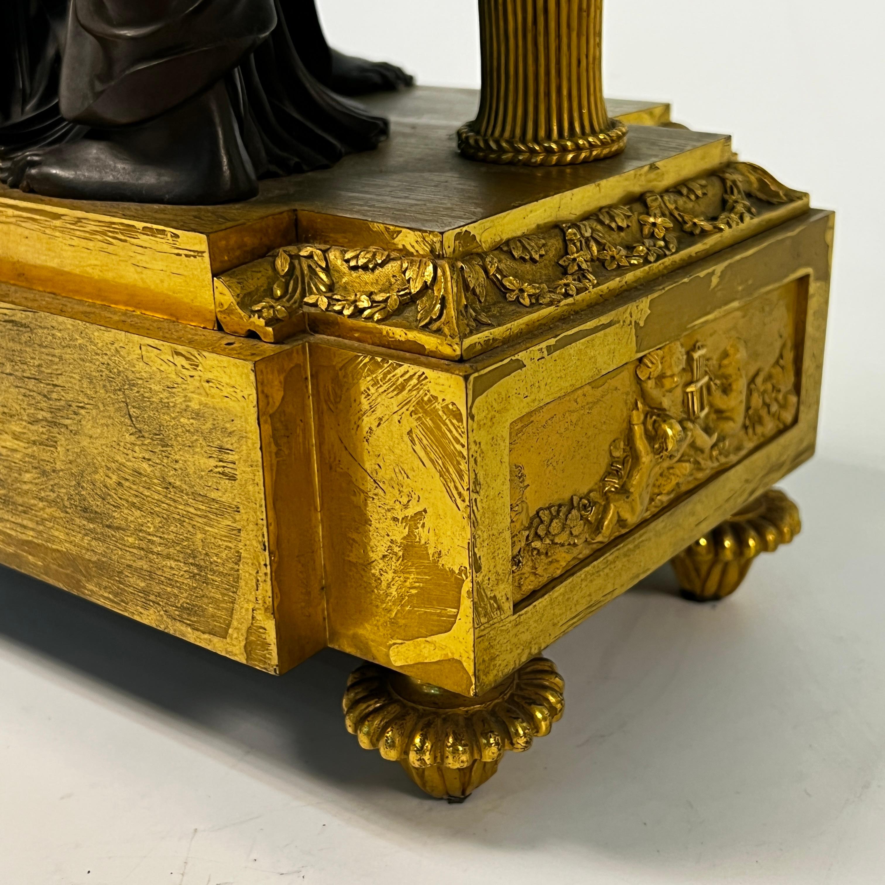 Pendule de cheminée de style Louis XVI en bronze doré d'après Louis Simon Boizot en vente 3