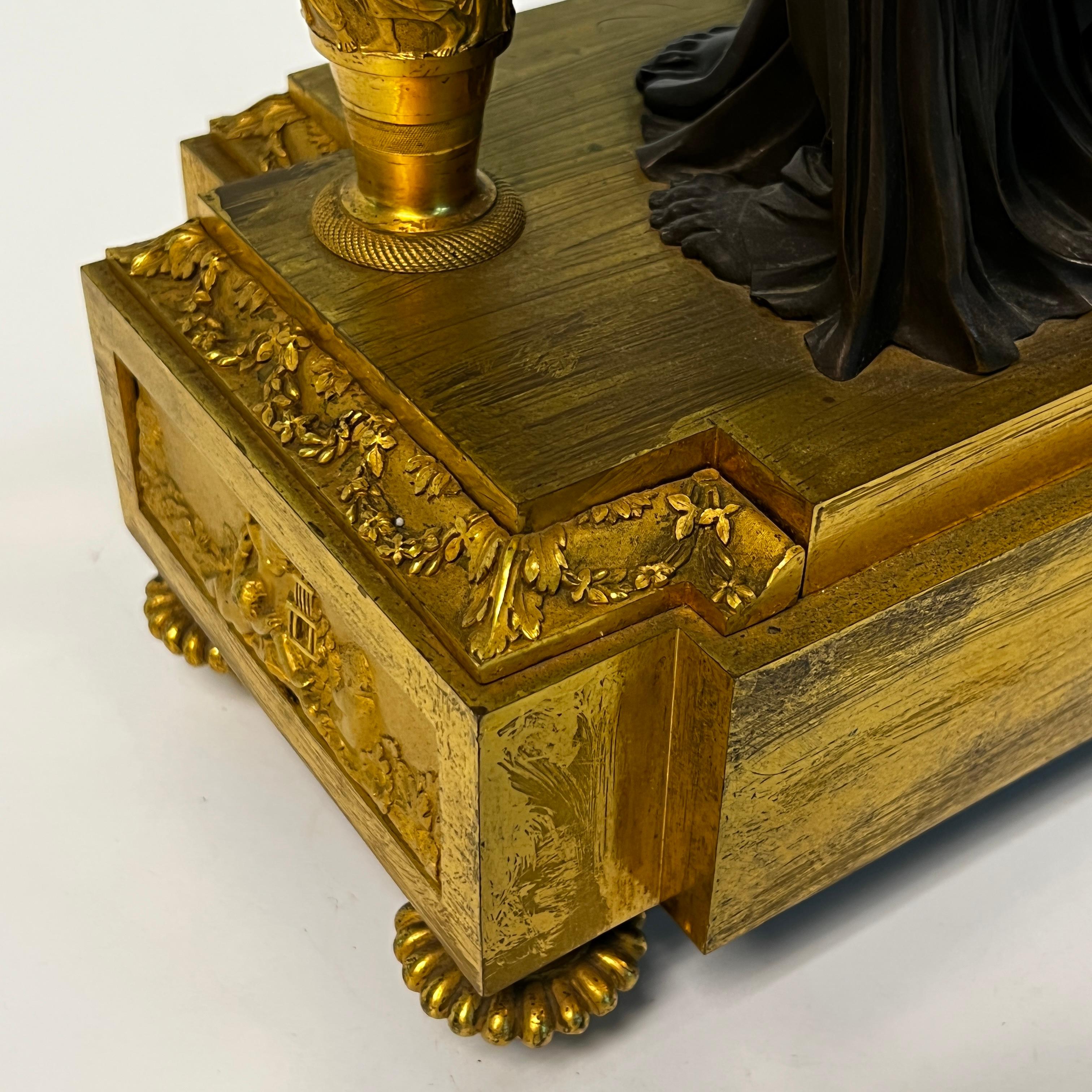 Pendule de cheminée de style Louis XVI en bronze doré d'après Louis Simon Boizot en vente 2